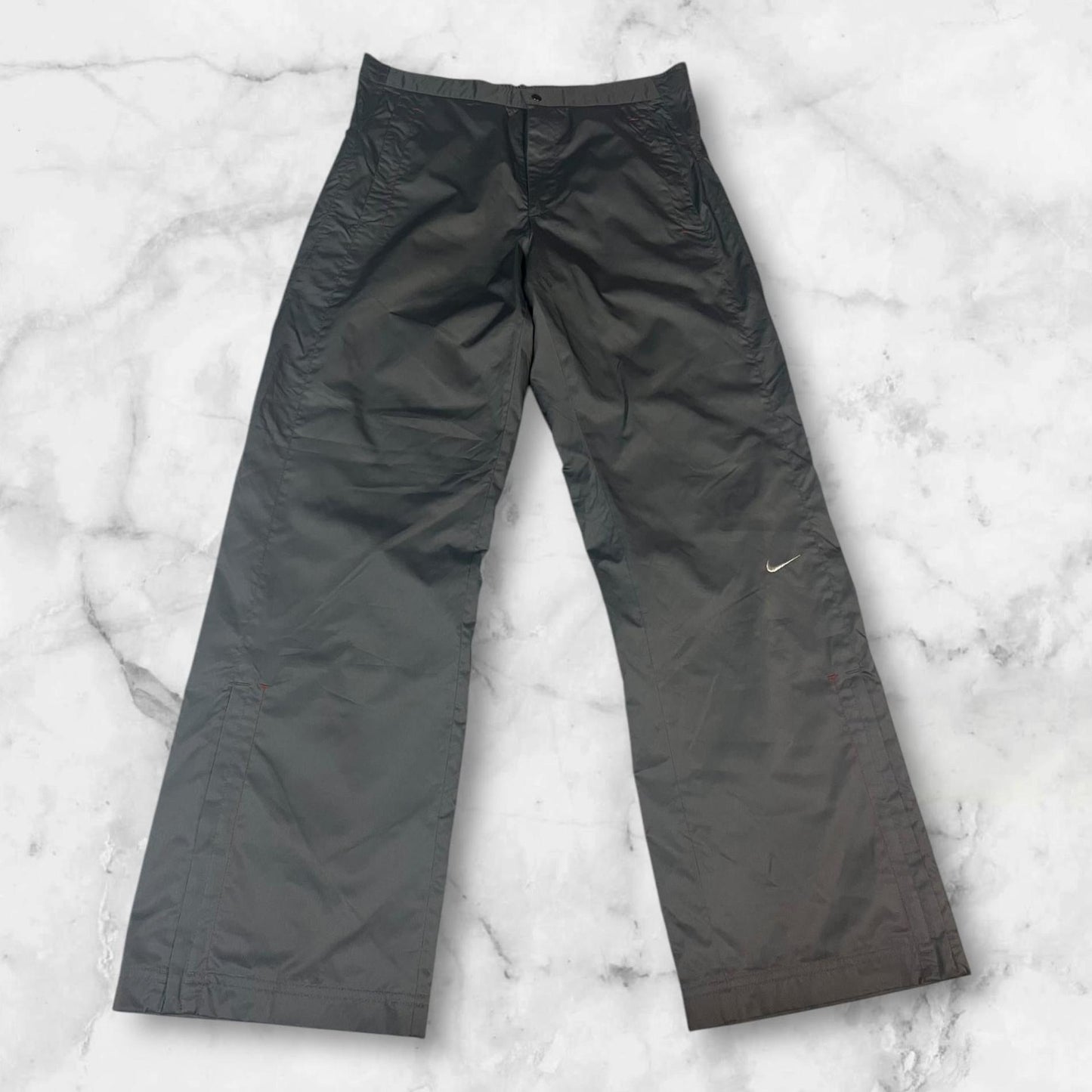 Entdecke unsere Vintage Track Pants von Nike und anderen Marken, erhältlich bei Valuxery.de - Dein Shop für trendige Vintage - Kleidung. Unsere Track Pants sind aus hochwertigen Materialien und