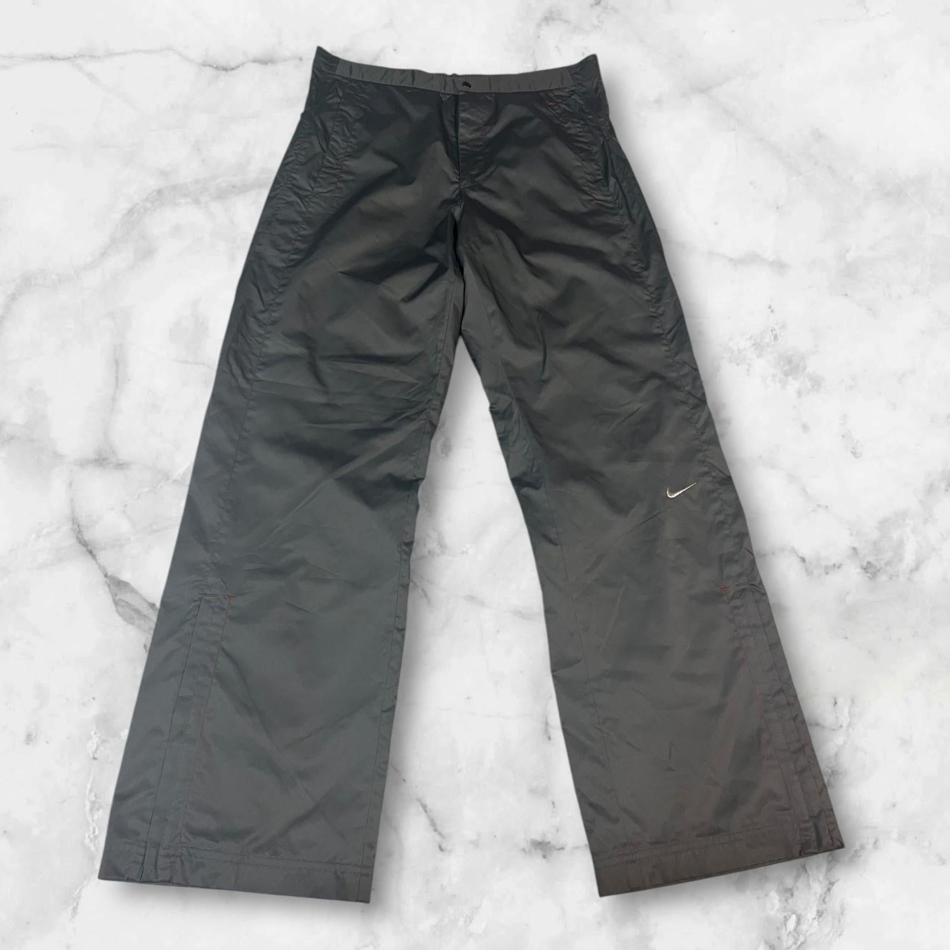 Entdecke unsere Vintage Track Pants von Nike und anderen Marken, erhältlich bei Valuxery.de - Dein Shop für trendige Vintage - Kleidung. Unsere Track Pants sind aus hochwertigen Materialien und