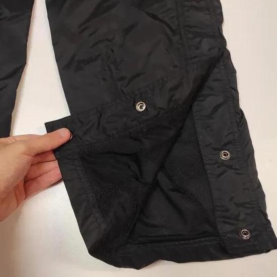 Entdecke unsere Vintage Track Pants von Nike und anderen Marken, erhältlich bei Valuxery.de - Dein Shop für trendige Vintage - Kleidung. Unsere Track Pants sind aus hochwertigen Materialien und