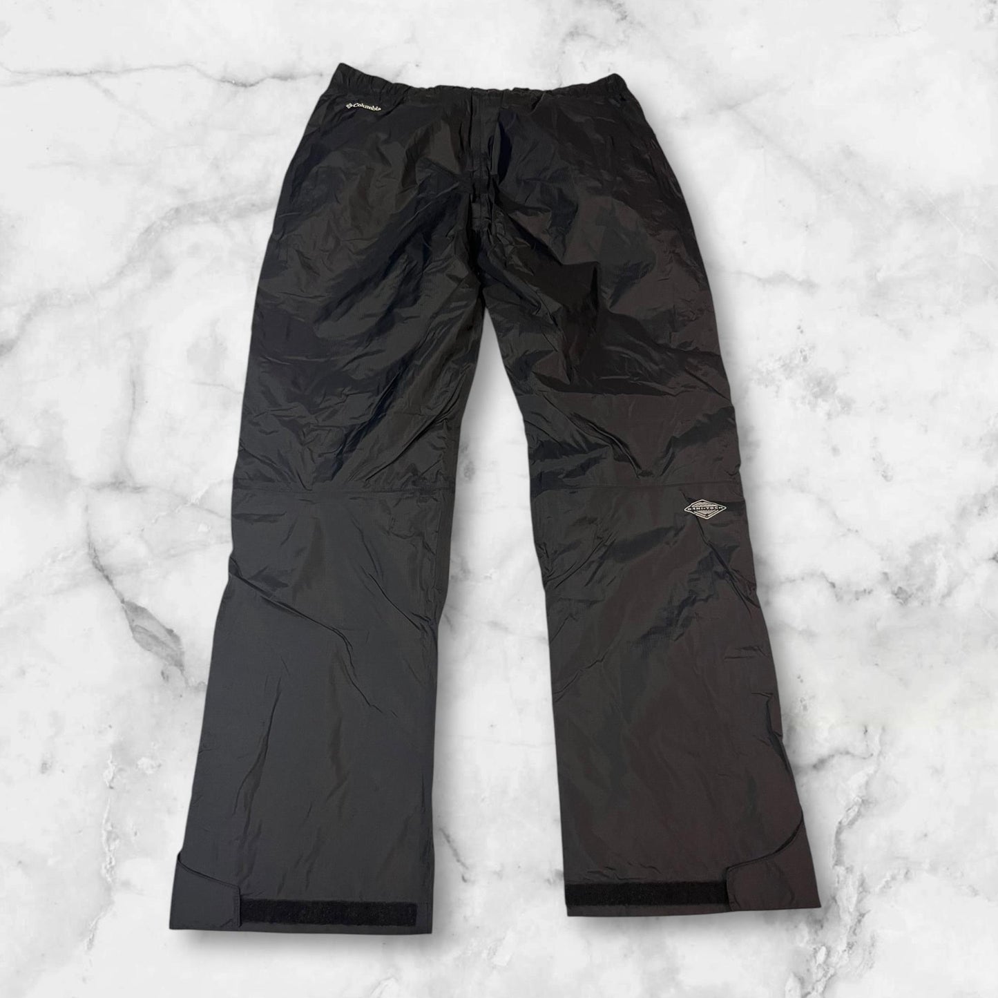 Entdecke unsere Vintage Track Pants von Nike und anderen Marken, erhältlich bei Valuxery.de - Dein Shop für trendige Vintage - Kleidung. Unsere Track Pants sind aus hochwertigen Materialien und