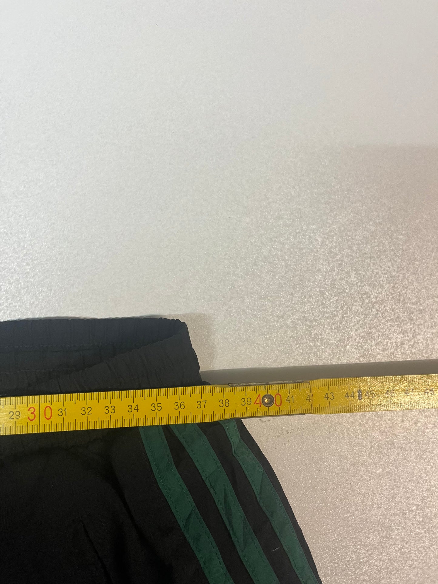 Entdecke unsere Vintage Track Pants von Nike und anderen Marken, erhältlich bei Valuxery.de - Dein Shop für trendige Vintage - Kleidung. Unsere Track Pants sind aus hochwertigen Materialien und