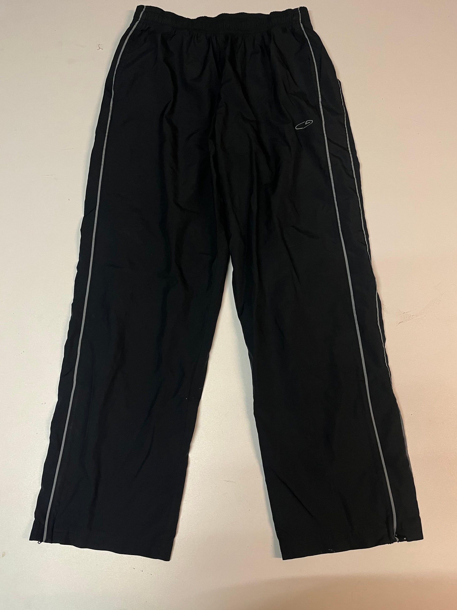 Entdecke unsere Vintage Track Pants von Nike und anderen Marken, erhältlich bei Valuxery.de - Dein Shop für trendige Vintage - Kleidung. Unsere Track Pants sind aus hochwertigen Materialien und
