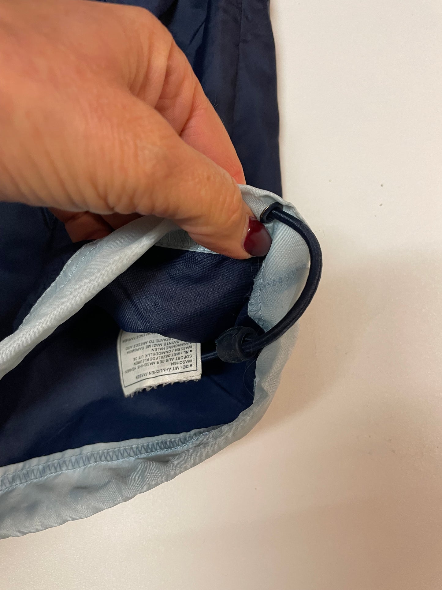 Entdecke unsere Vintage Track Pants von Nike und anderen Marken, erhältlich bei Valuxery.de - Dein Shop für trendige Vintage - Kleidung. Unsere Track Pants sind aus hochwertigen Materialien und