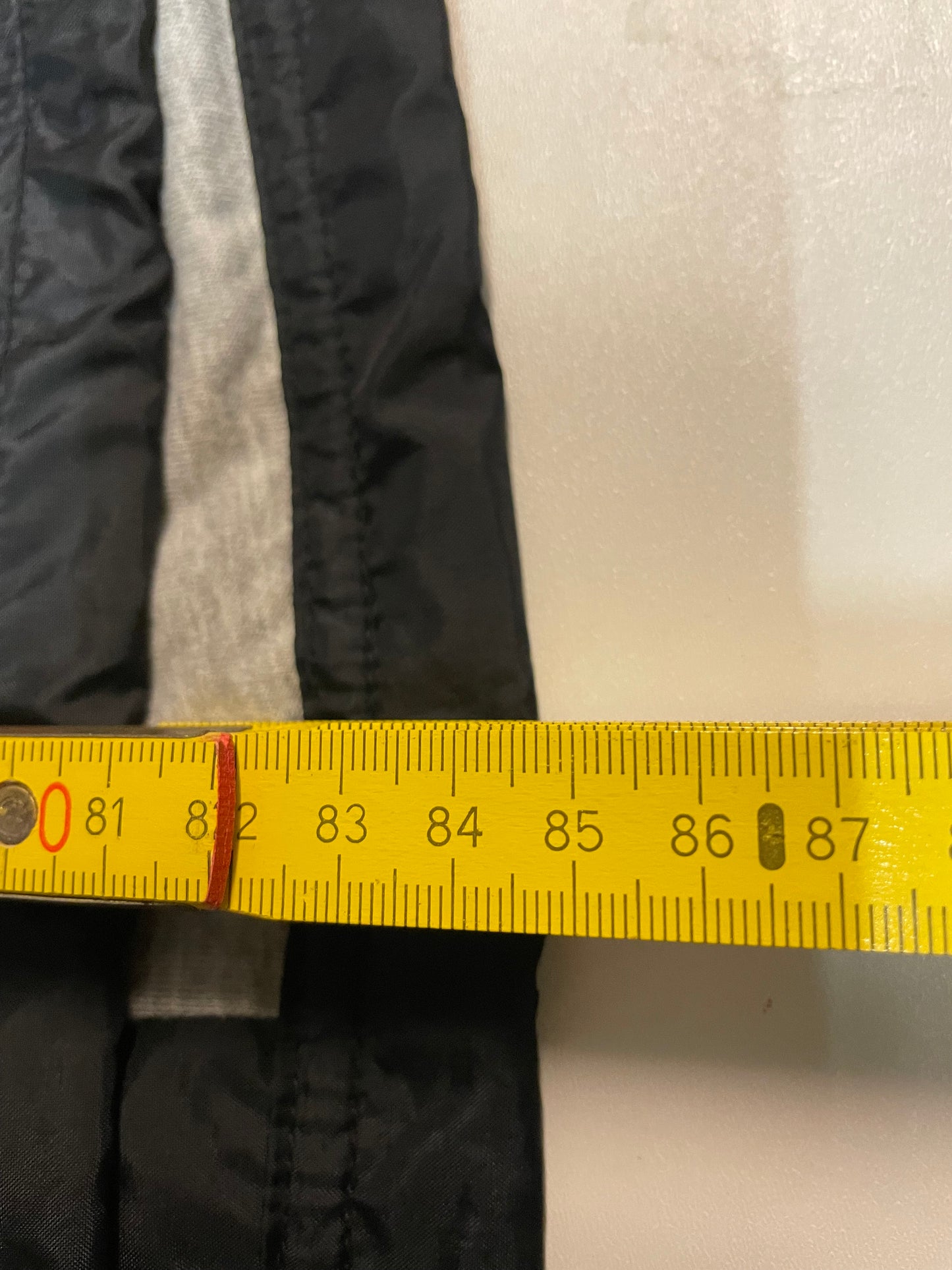 Entdecke unsere Vintage Track Pants von Nike und anderen Marken, erhältlich bei Valuxery.de - Dein Shop für trendige Vintage - Kleidung. Unsere Track Pants sind aus hochwertigen Materialien und