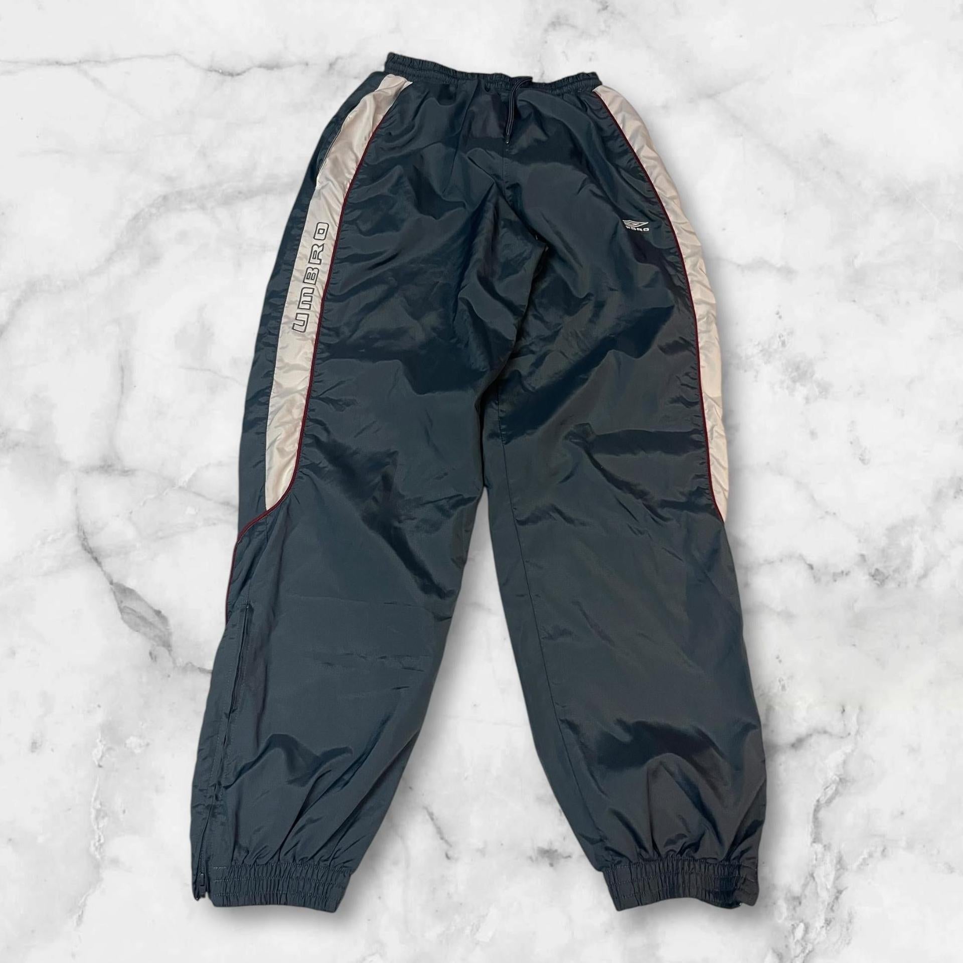 Entdecke unsere Vintage Track Pants von Nike und anderen Marken, erhältlich bei Valuxery.de - Dein Shop für trendige Vintage - Kleidung. Unsere Track Pants sind aus hochwertigen Materialien und