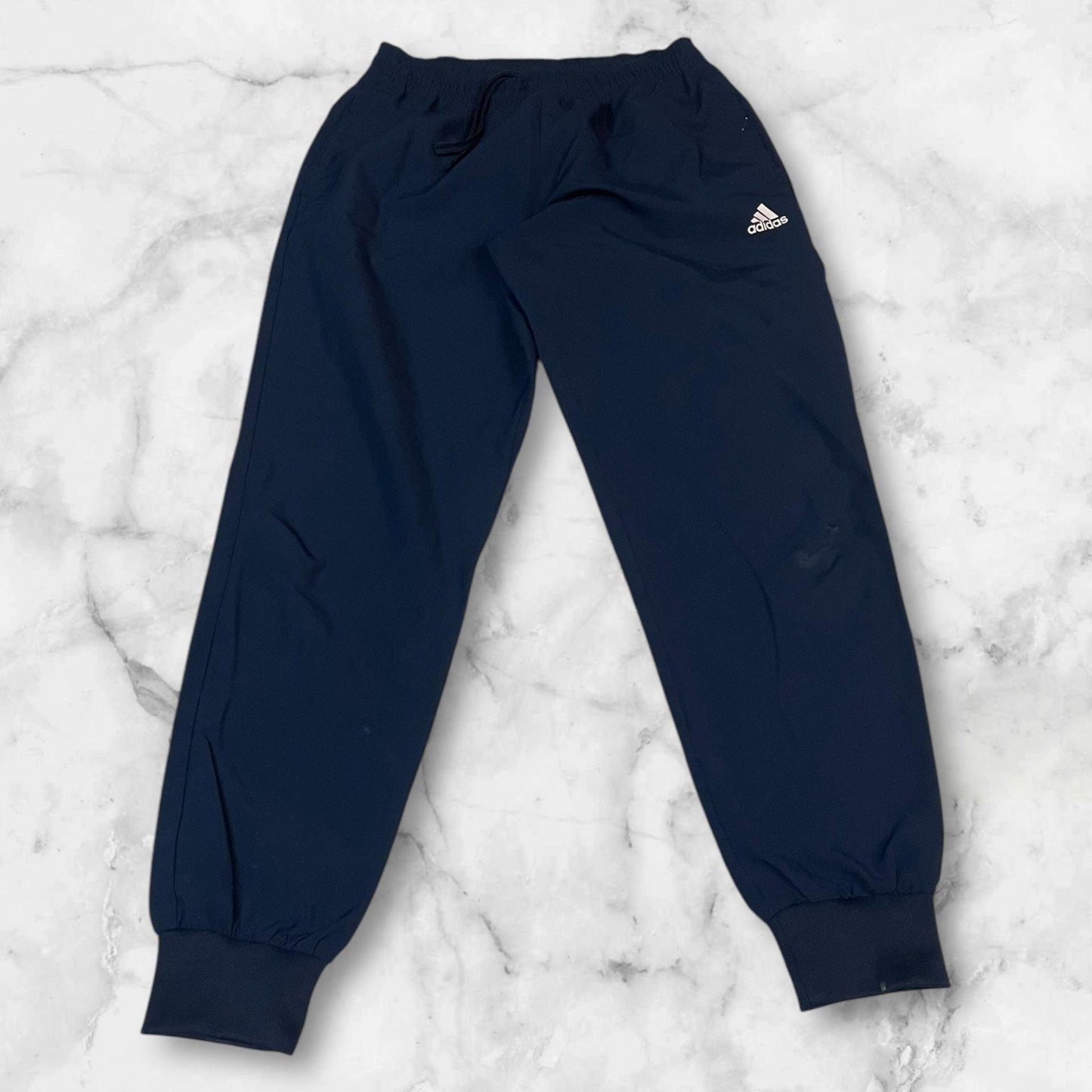 Entdecke unsere Vintage Track Pants von Nike und anderen Marken, erhältlich bei Valuxery.de - Dein Shop für trendige Vintage - Kleidung. Unsere Track Pants sind aus hochwertigen Materialien und