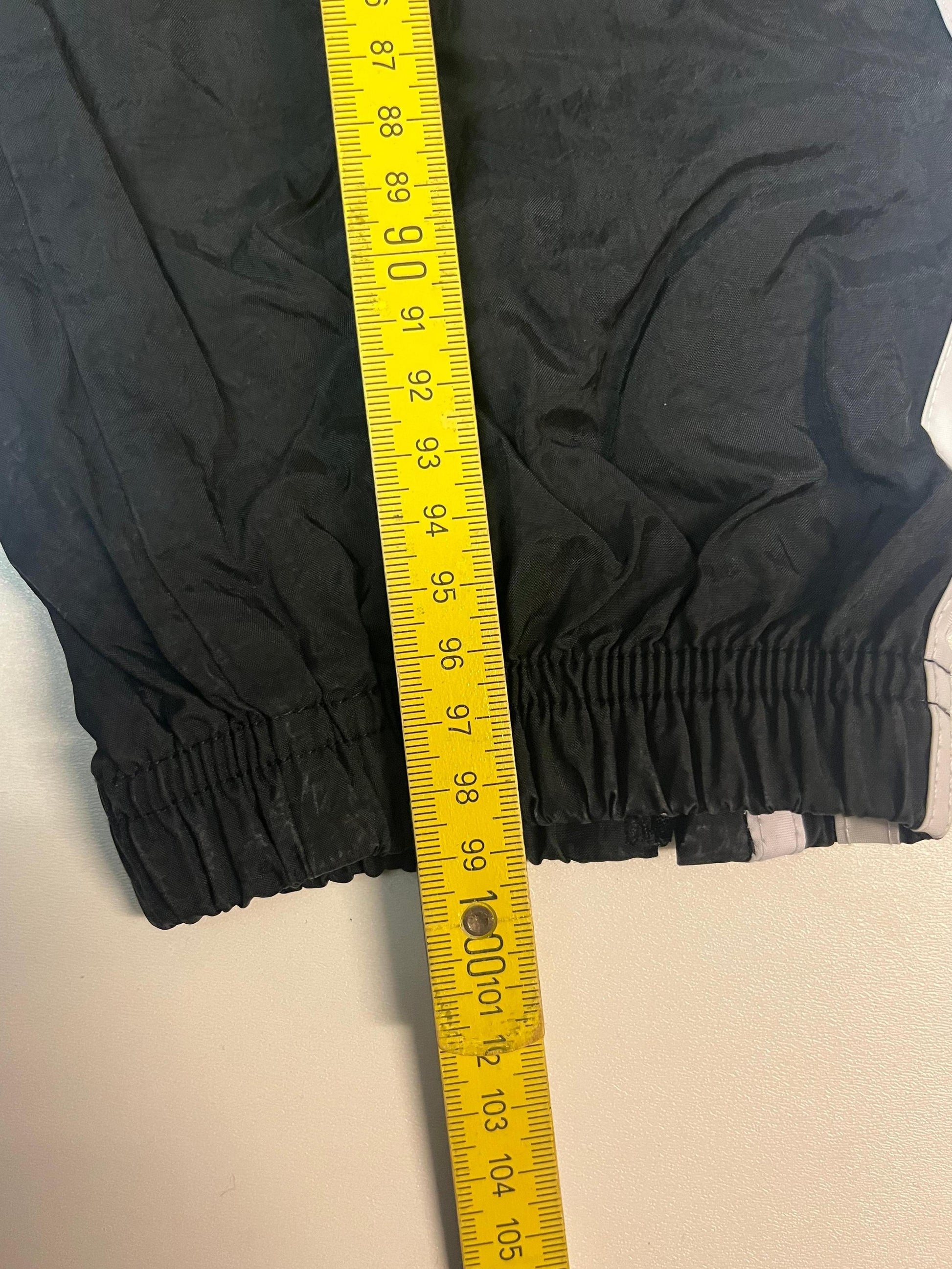 Entdecke unsere Vintage Track Pants von Nike und anderen Marken, erhältlich bei Valuxery.de - Dein Shop für trendige Vintage - Kleidung. Unsere Track Pants sind aus hochwertigen Materialien und