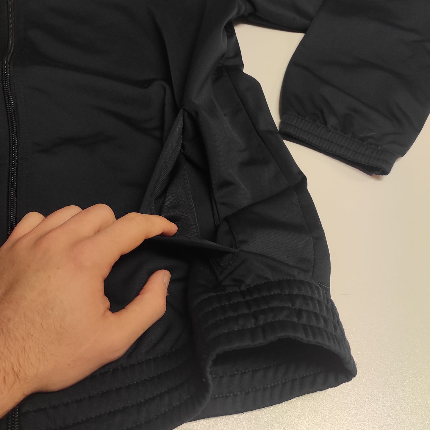 Entdecke unsere Vintage Track Pants von Nike und anderen Marken, erhältlich bei Valuxery.de - Dein Shop für trendige Vintage - Kleidung. Unsere Track Pants sind aus hochwertigen Materialien und