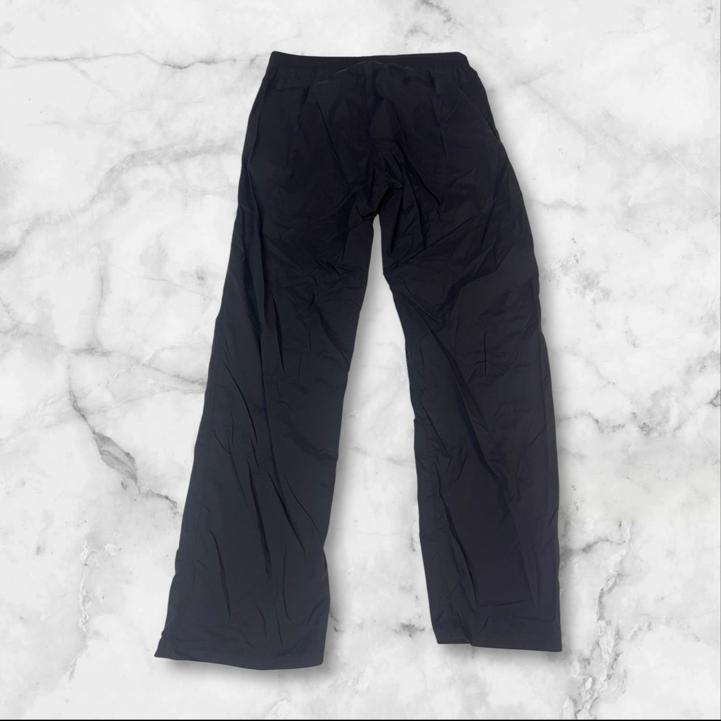 Entdecke unsere Vintage Track Pants von Nike und anderen Marken, erhältlich bei Valuxery.de - Dein Shop für trendige Vintage - Kleidung. Unsere Track Pants sind aus hochwertigen Materialien und