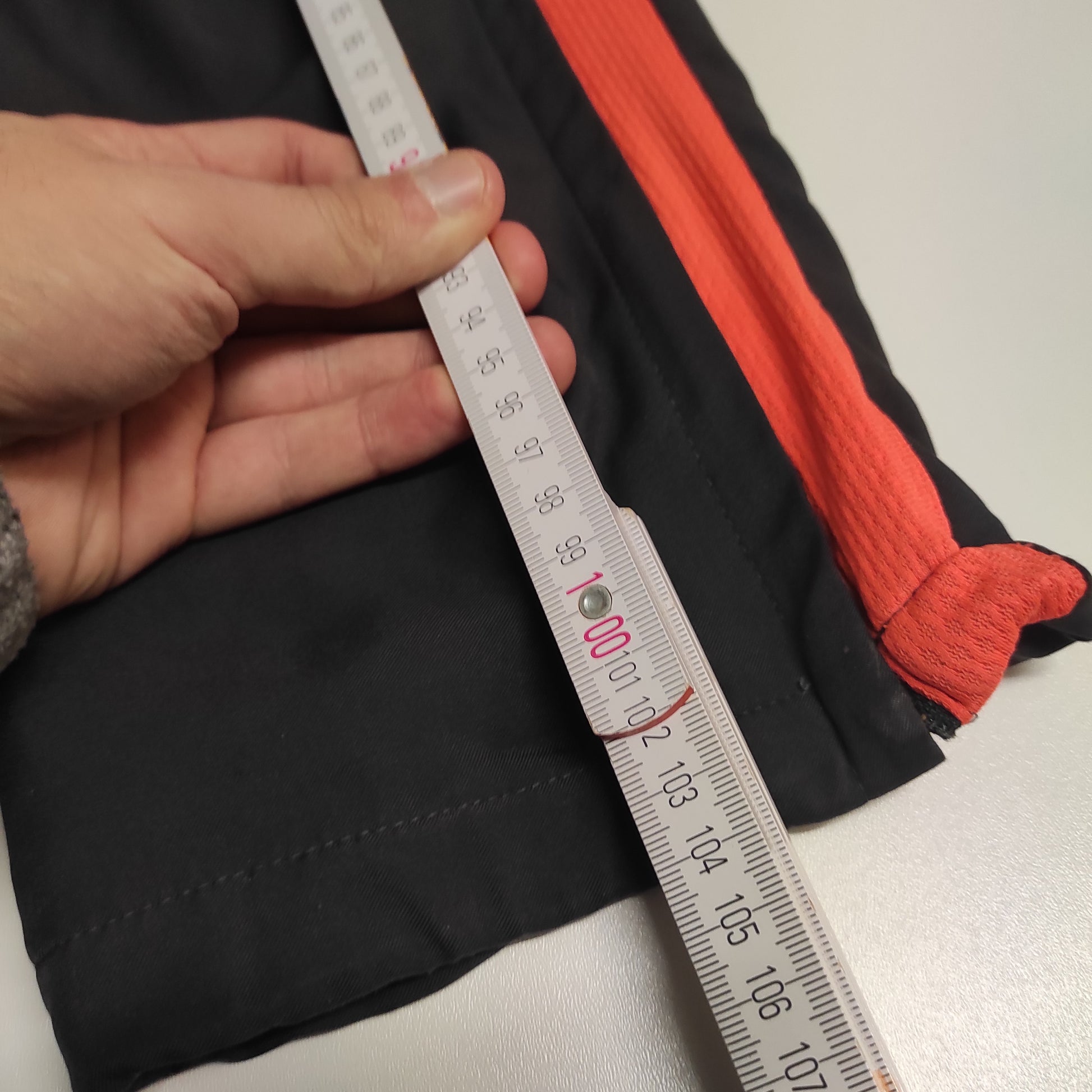 Entdecke unsere Vintage Track Pants von Nike und anderen Marken, erhältlich bei Valuxery.de - Dein Shop für trendige Vintage - Kleidung. Unsere Track Pants sind aus hochwertigen Materialien und