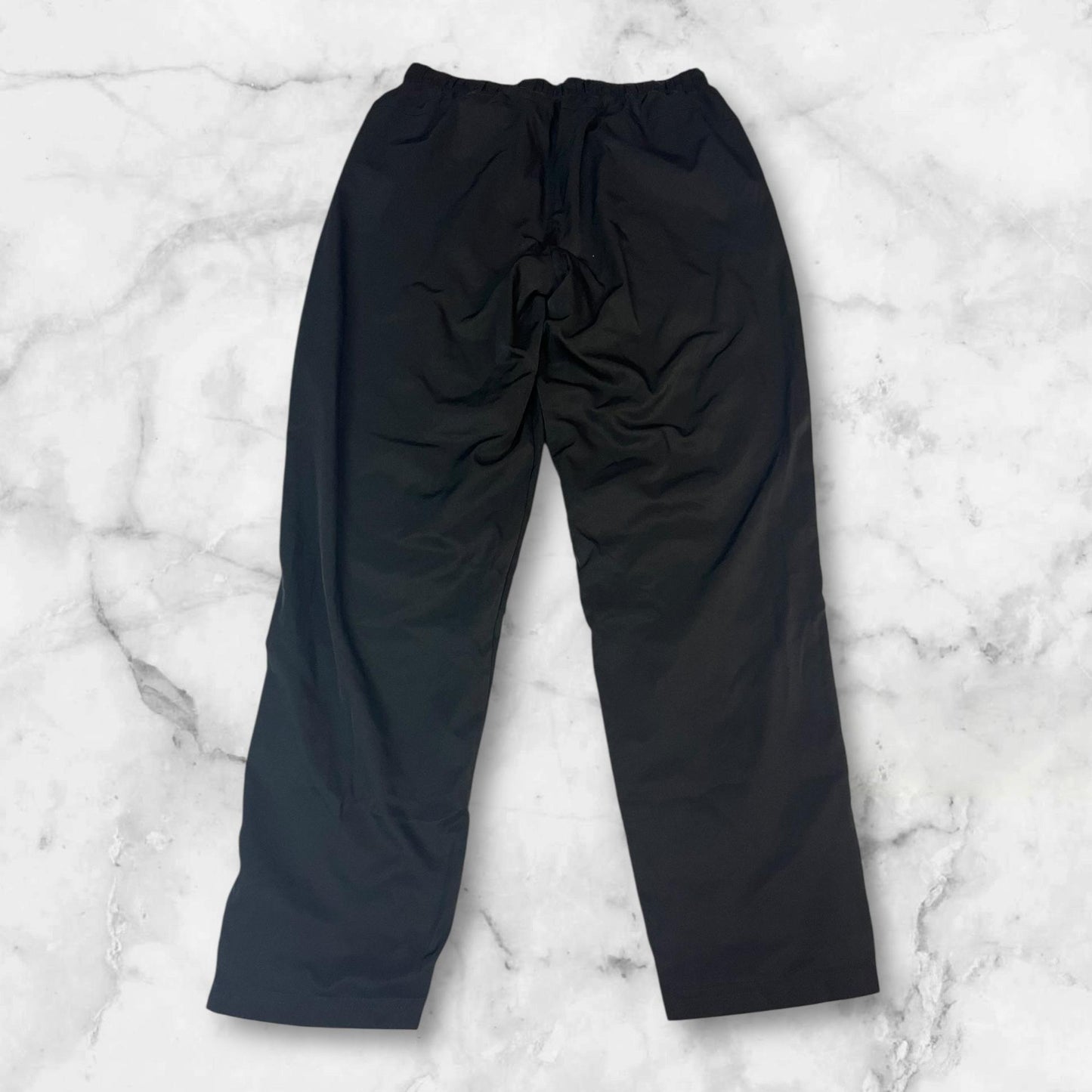 Entdecke unsere Vintage Track Pants von Nike und anderen Marken, erhältlich bei Valuxery.de - Dein Shop für trendige Vintage - Kleidung. Unsere Track Pants sind aus hochwertigen Materialien und