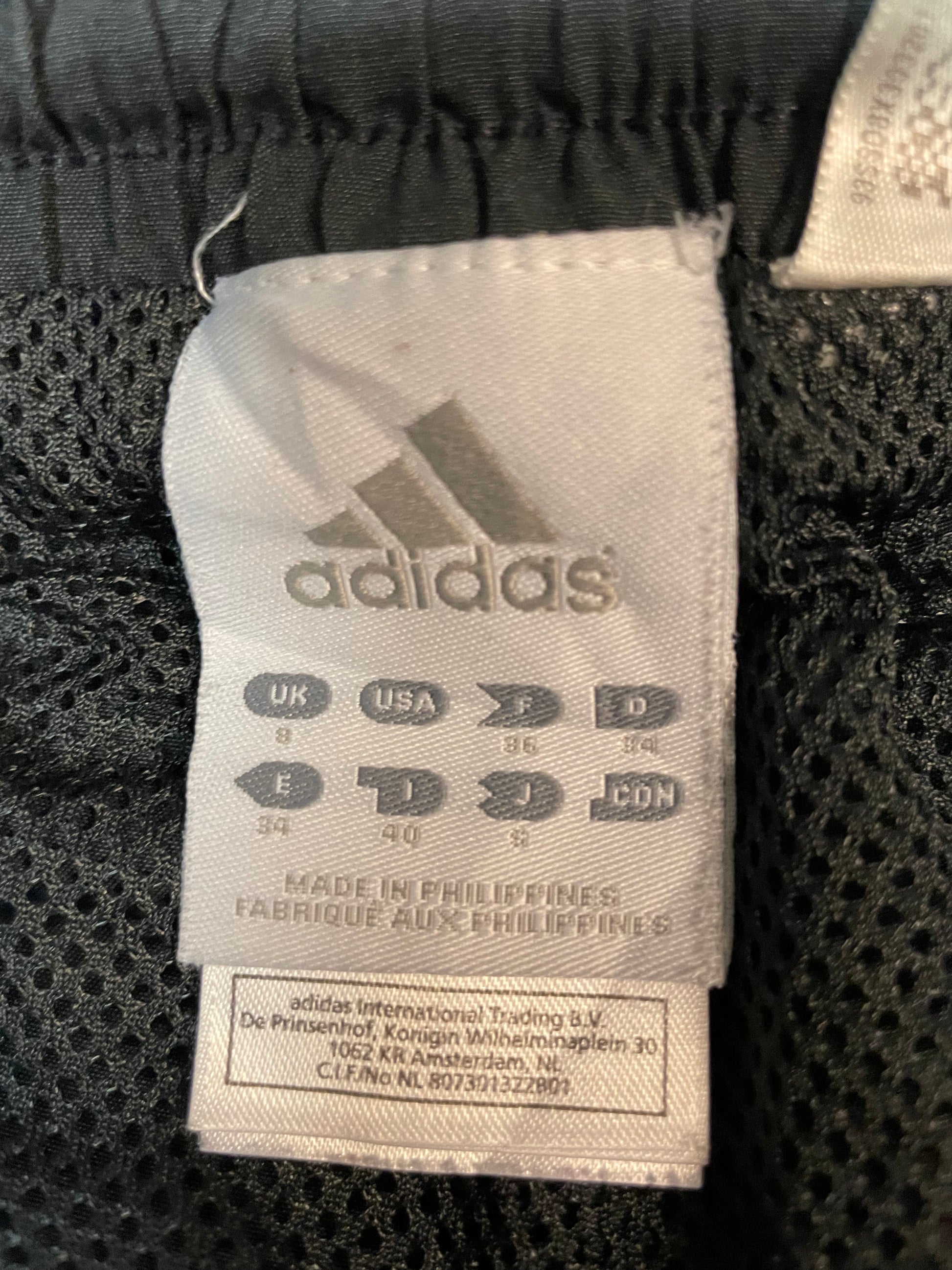 Entdecke unsere Vintage Track Pants von Nike und anderen Marken, erhältlich bei Valuxery.de - Dein Shop für trendige Vintage - Kleidung. Unsere Track Pants sind aus hochwertigen Materialien und