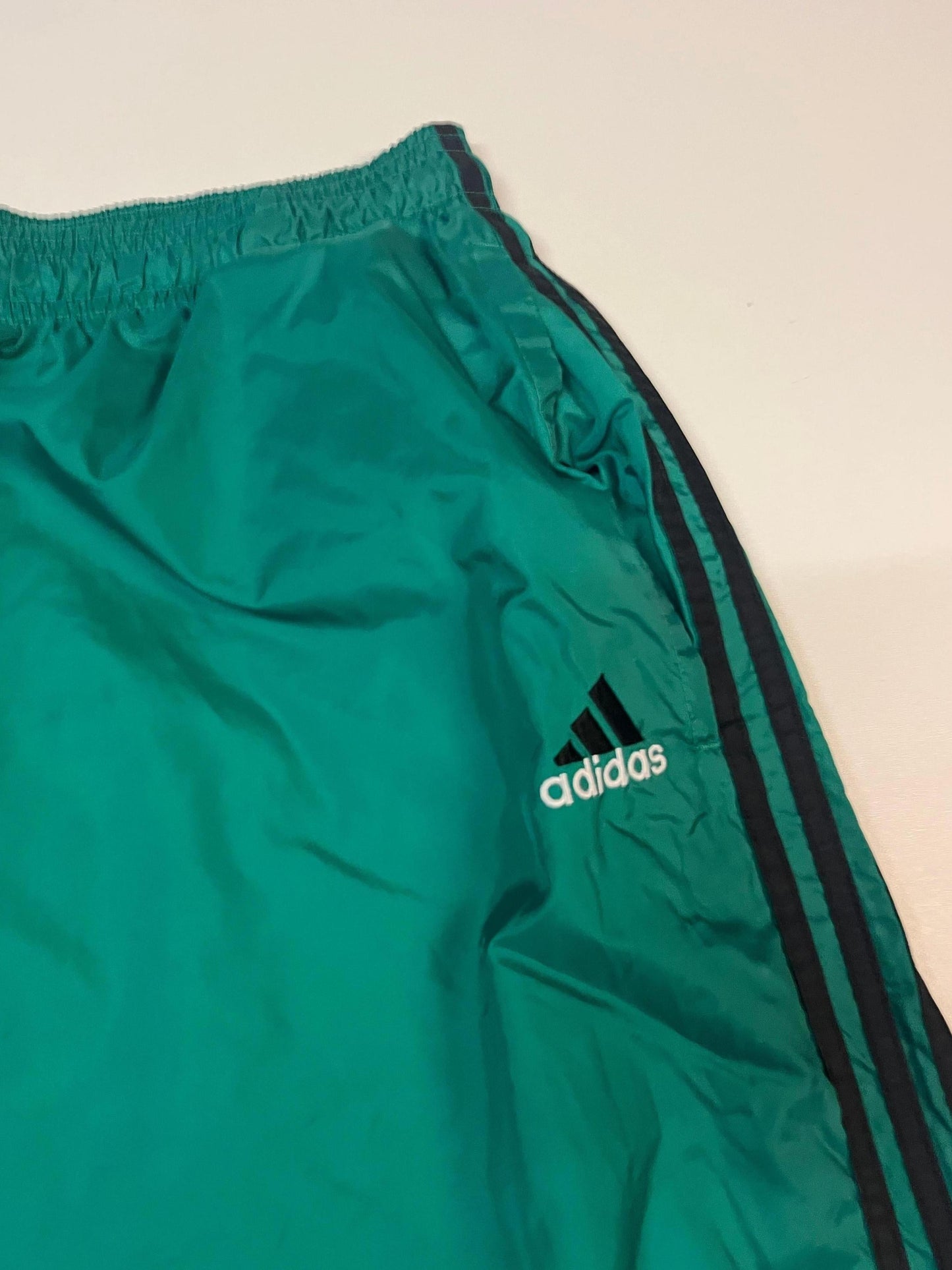 Entdecke unsere Vintage Track Pants von Nike und anderen Marken, erhältlich bei Valuxery.de - Dein Shop für trendige Vintage - Kleidung. Unsere Track Pants sind aus hochwertigen Materialien und