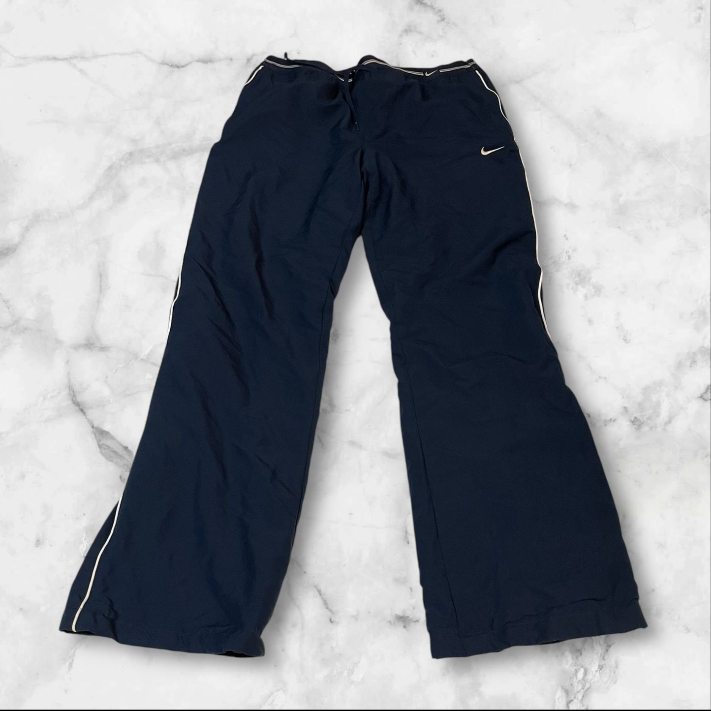 Entdecke unsere Vintage Track Pants von Nike und anderen Marken, erhältlich bei Valuxery.de - Dein Shop für trendige Vintage - Kleidung. Unsere Track Pants sind aus hochwertigen Materialien und