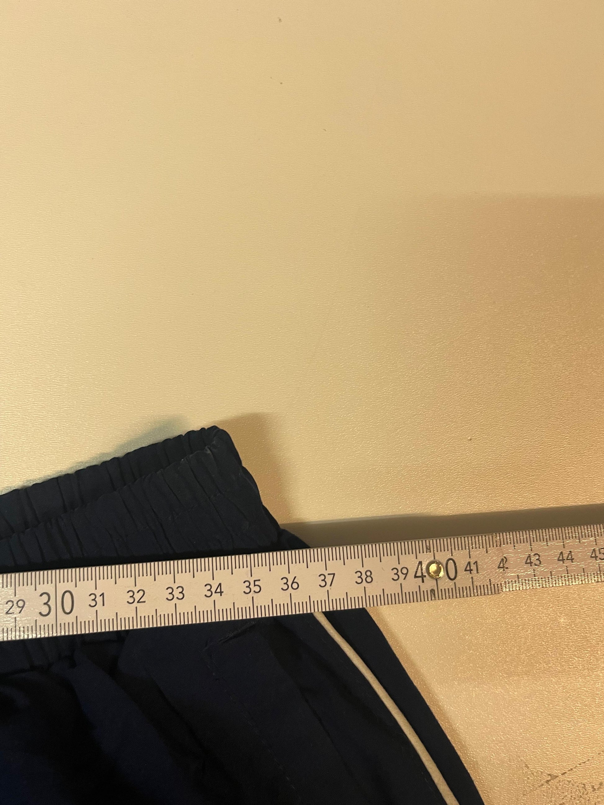 Entdecke unsere Vintage Track Pants von Nike und anderen Marken, erhältlich bei Valuxery.de - Dein Shop für trendige Vintage - Kleidung. Unsere Track Pants sind aus hochwertigen Materialien und