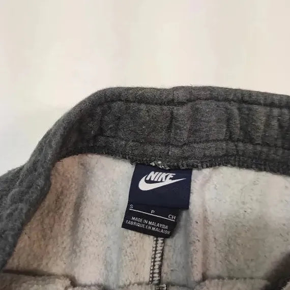 Entdecke unsere Vintage Track Pants von Nike und anderen Marken, erhältlich bei Valuxery.de - Dein Shop für trendige Vintage - Kleidung. Unsere Track Pants sind aus hochwertigen Materialien und