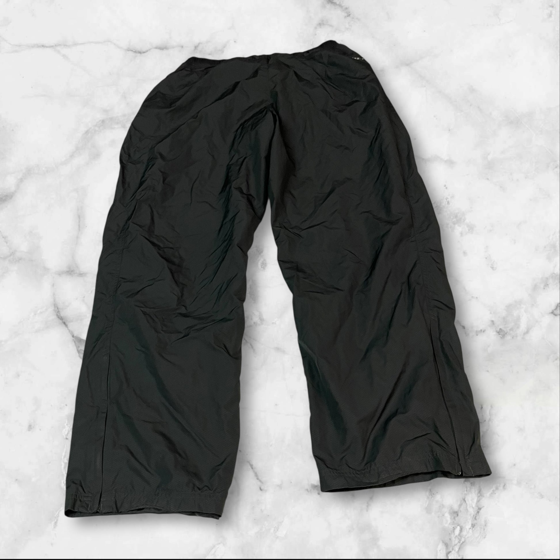 Entdecke unsere Vintage Track Pants von Nike und anderen Marken, erhältlich bei Valuxery.de - Dein Shop für trendige Vintage - Kleidung. Unsere Track Pants sind aus hochwertigen Materialien und