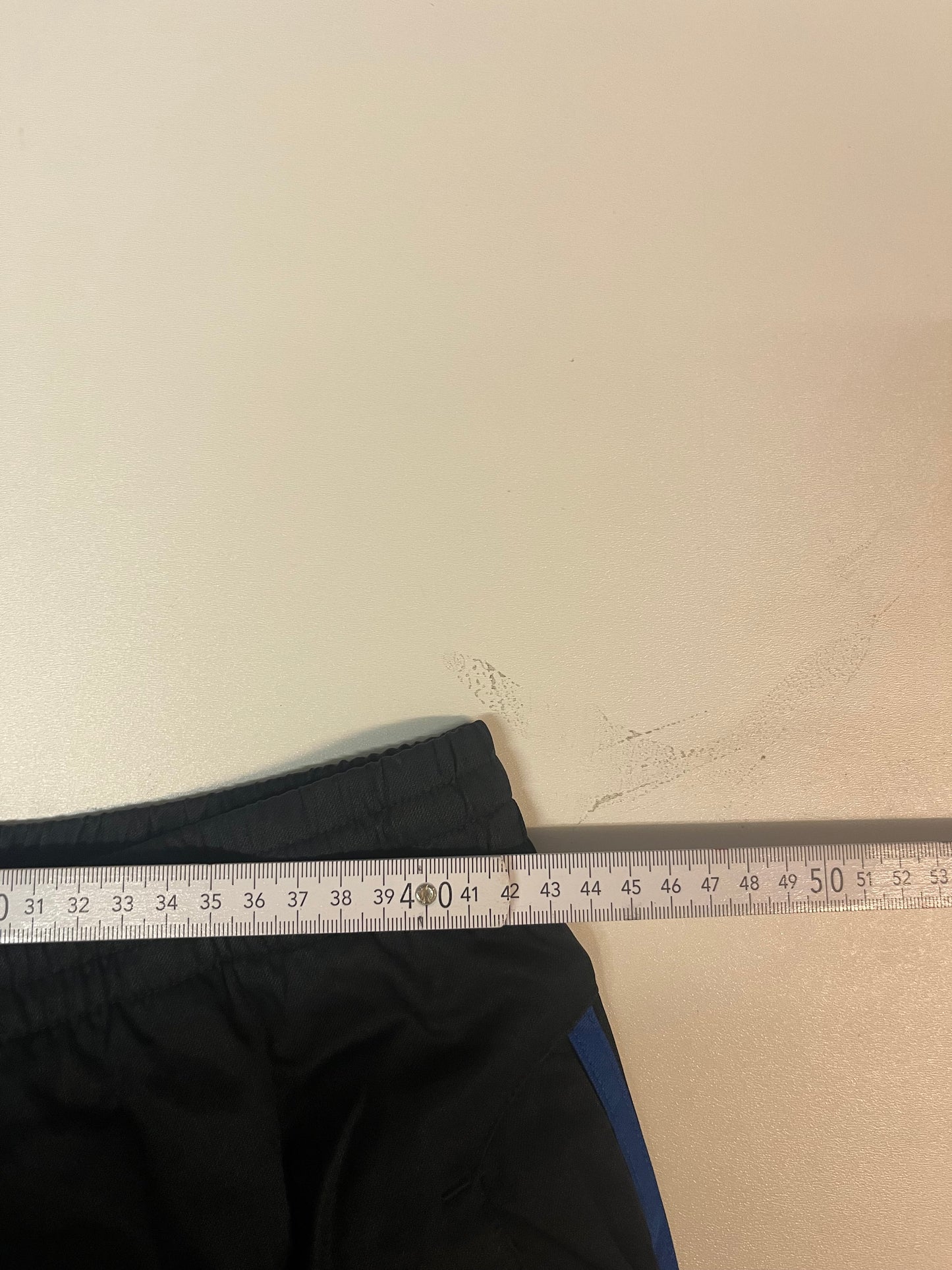 Entdecke unsere Vintage Track Pants von Nike und anderen Marken, erhältlich bei Valuxery.de - Dein Shop für trendige Vintage - Kleidung. Unsere Track Pants sind aus hochwertigen Materialien und