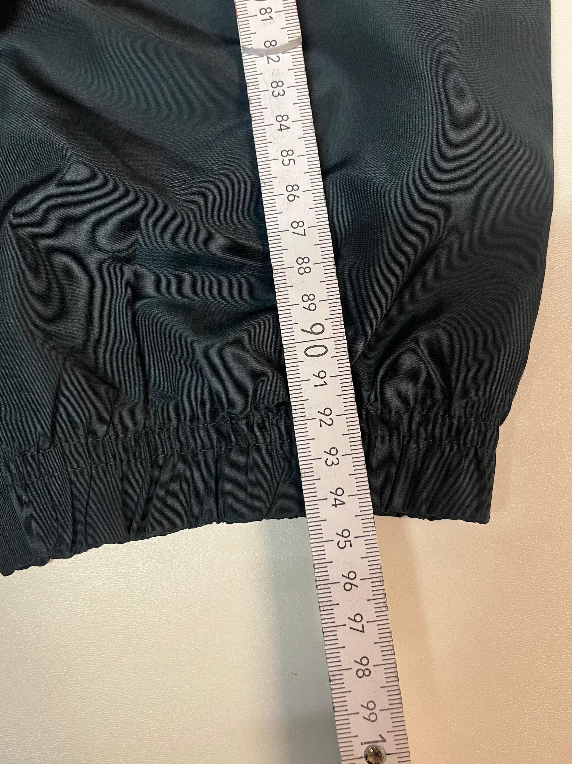 Entdecke unsere Vintage Track Pants von Nike und anderen Marken, erhältlich bei Valuxery.de - Dein Shop für trendige Vintage - Kleidung. Unsere Track Pants sind aus hochwertigen Materialien und