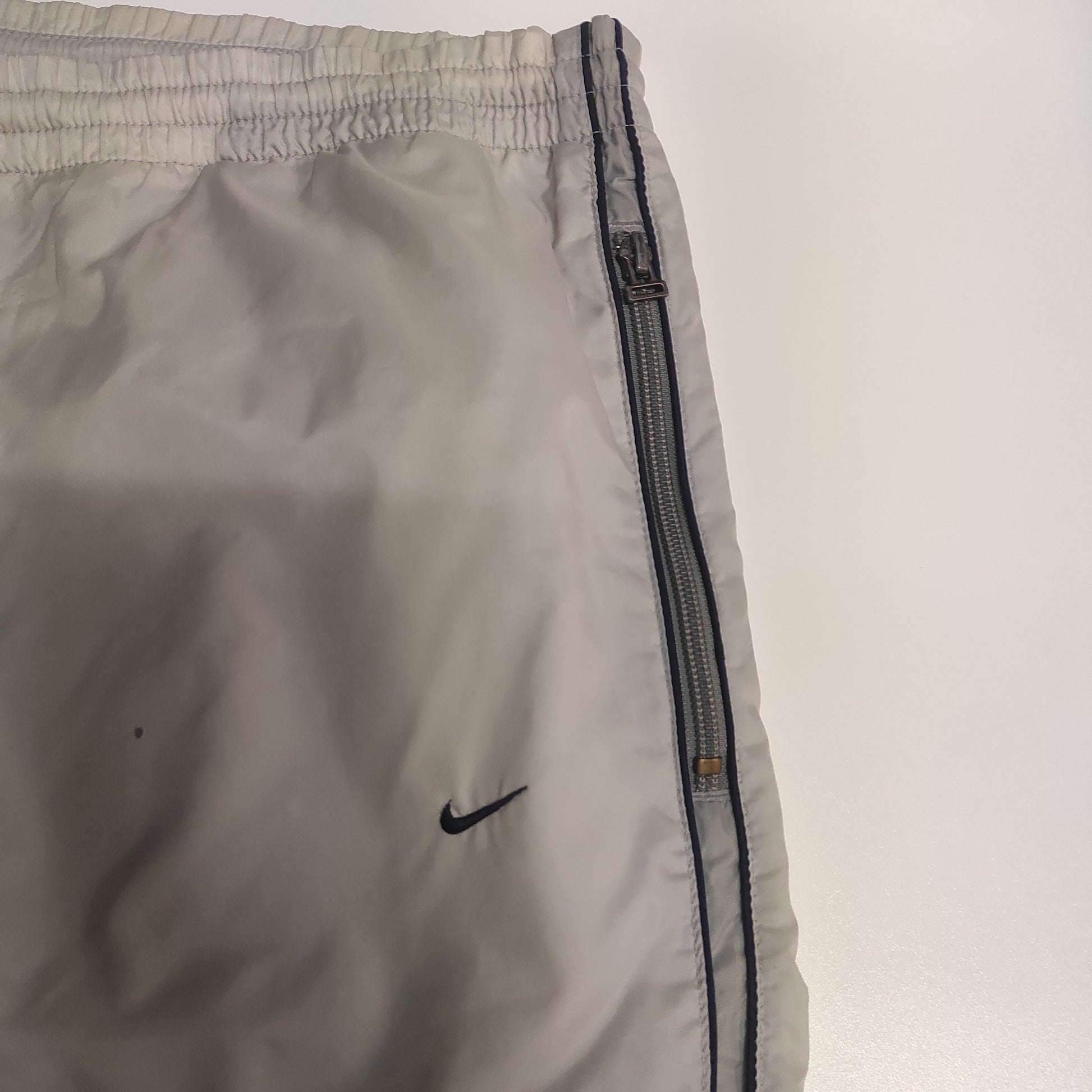 Entdecke unsere Vintage Track Pants von Nike und anderen Marken, erhältlich bei Valuxery.de - Dein Shop für trendige Vintage - Kleidung. Unsere Track Pants sind aus hochwertigen Materialien und
