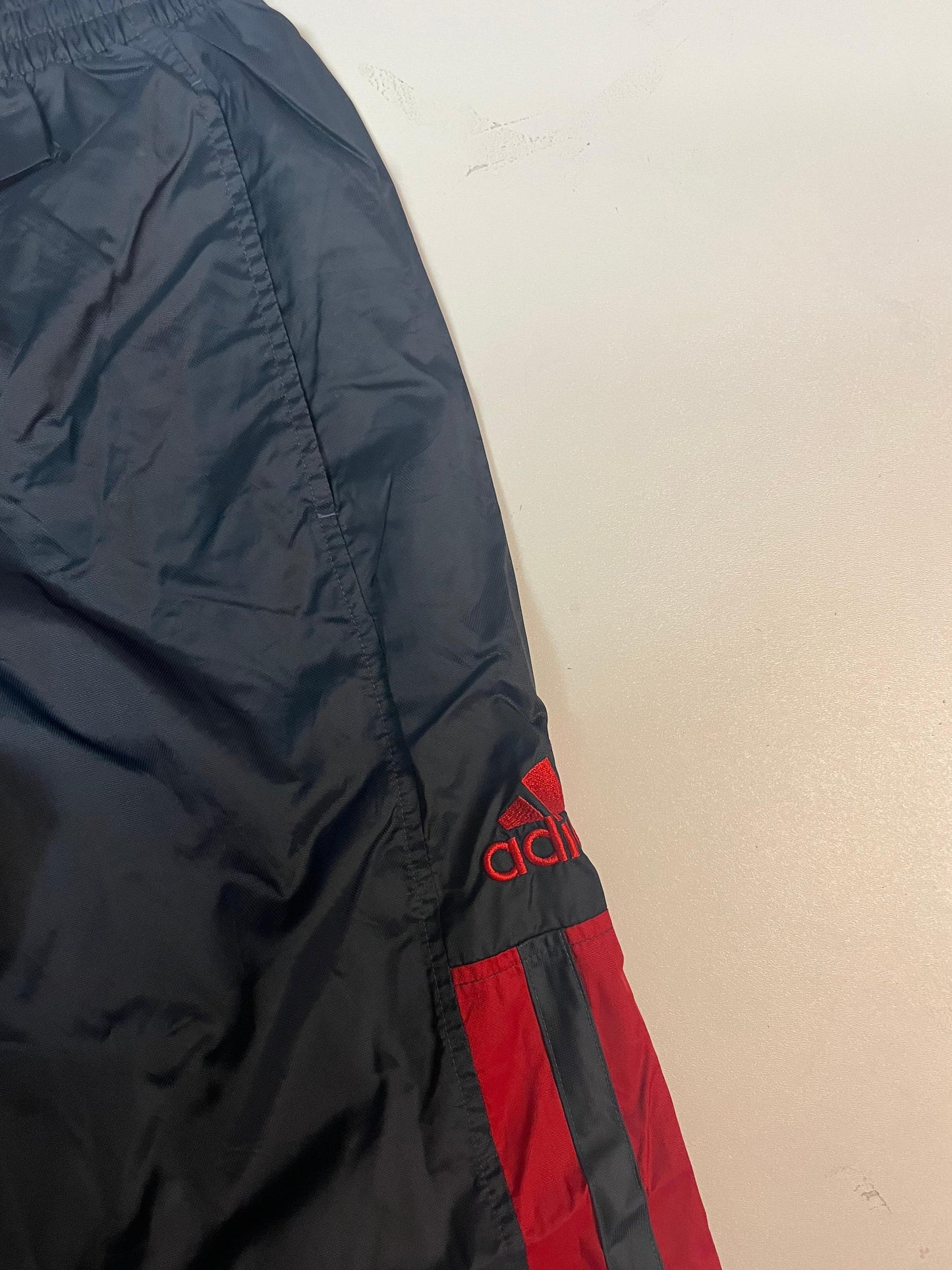 Entdecke unsere Vintage Track Pants von Nike und anderen Marken, erhältlich bei Valuxery.de - Dein Shop für trendige Vintage - Kleidung. Unsere Track Pants sind aus hochwertigen Materialien und