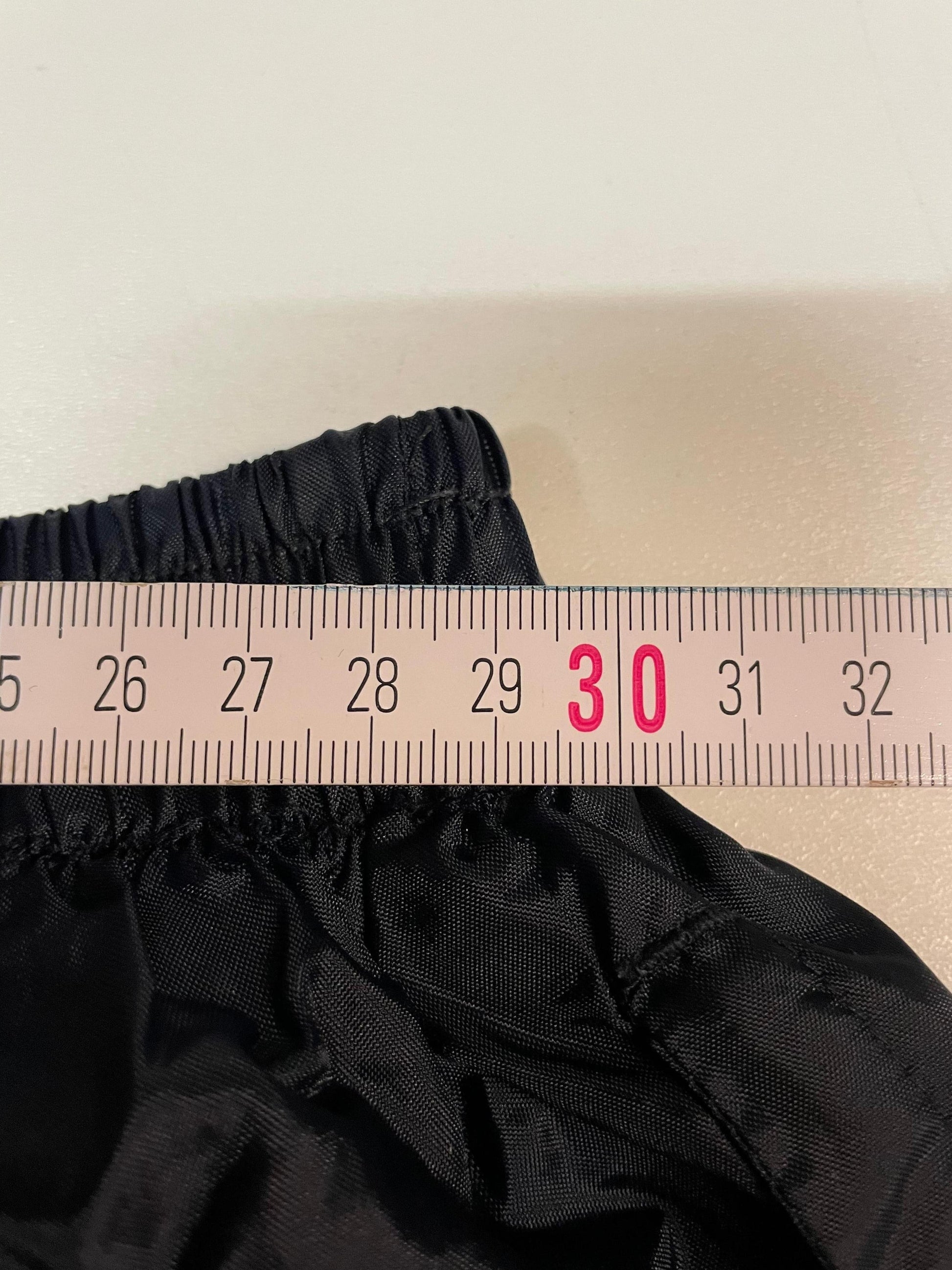 Entdecke unsere Vintage Track Pants von Nike und anderen Marken, erhältlich bei Valuxery.de - Dein Shop für trendige Vintage - Kleidung. Unsere Track Pants sind aus hochwertigen Materialien und