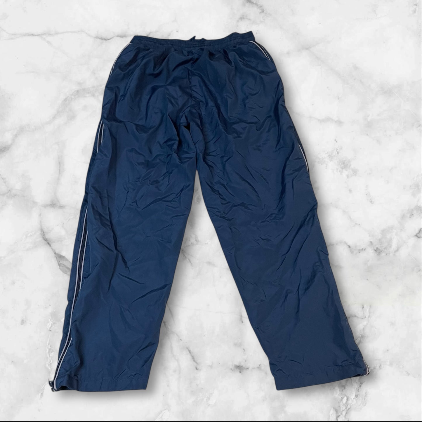 Entdecke unsere Vintage Track Pants von Nike und anderen Marken, erhältlich bei Valuxery.de - Dein Shop für trendige Vintage - Kleidung. Unsere Track Pants sind aus hochwertigen Materialien und