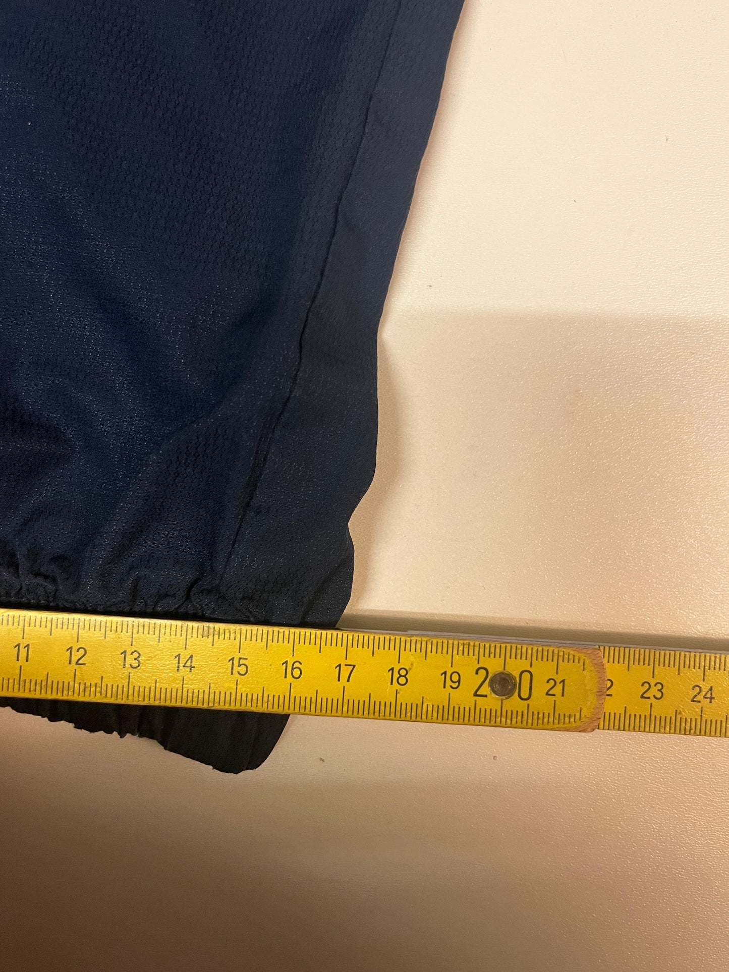 Entdecke unsere Vintage Track Pants von Nike und anderen Marken, erhältlich bei Valuxery.de - Dein Shop für trendige Vintage - Kleidung. Unsere Track Pants sind aus hochwertigen Materialien und