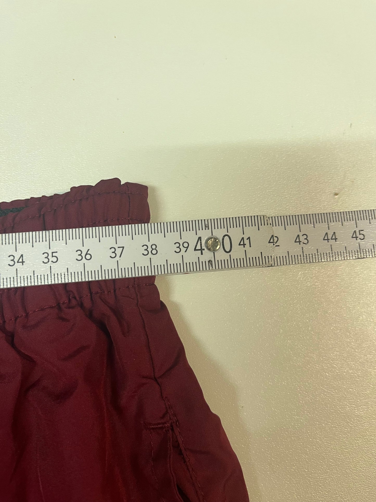 Entdecke unsere Vintage Track Pants von Nike und anderen Marken, erhältlich bei Valuxery.de - Dein Shop für trendige Vintage - Kleidung. Unsere Track Pants sind aus hochwertigen Materialien und