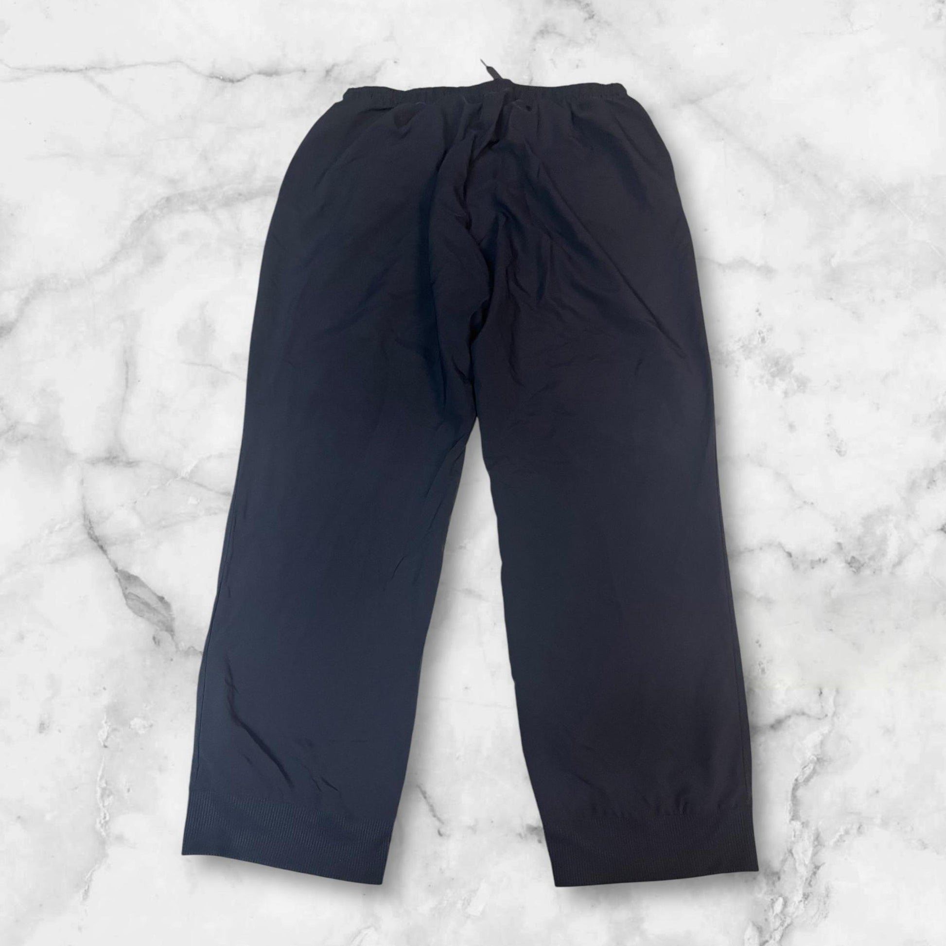 Entdecke unsere Vintage Track Pants von Nike und anderen Marken, erhältlich bei Valuxery.de - Dein Shop für trendige Vintage - Kleidung. Unsere Track Pants sind aus hochwertigen Materialien und