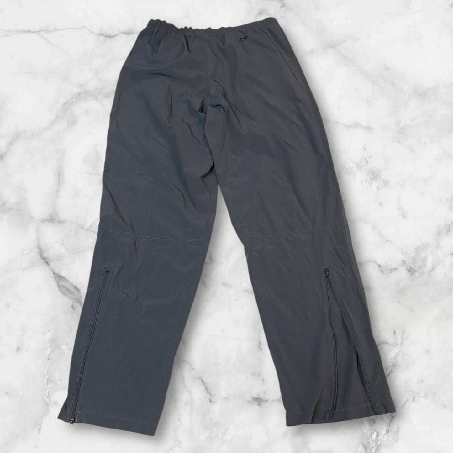 Entdecke unsere Vintage Track Pants von Nike und anderen Marken, erhältlich bei Valuxery.de - Dein Shop für trendige Vintage - Kleidung. Unsere Track Pants sind aus hochwertigen Materialien und