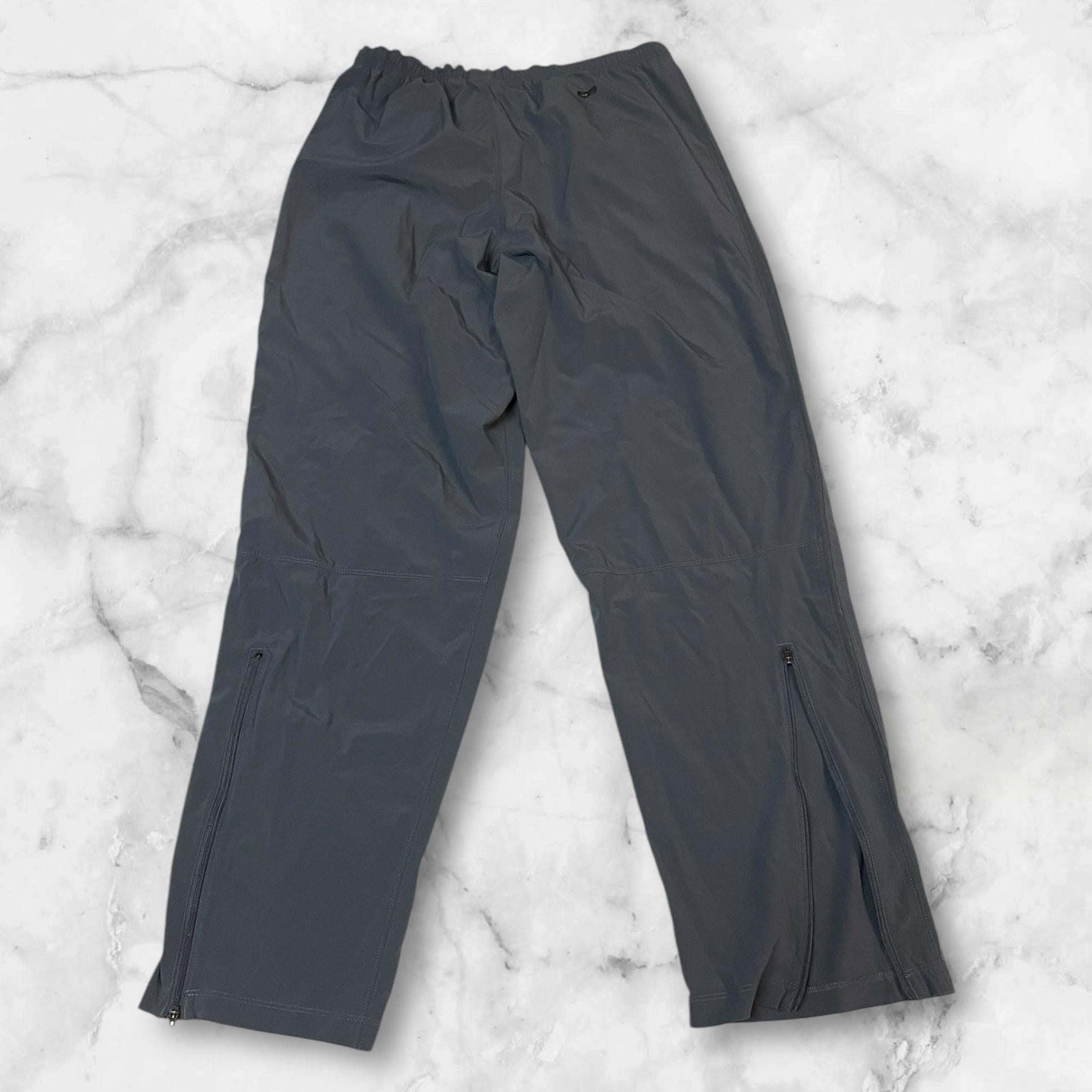 Entdecke unsere Vintage Track Pants von Nike und anderen Marken, erhältlich bei Valuxery.de - Dein Shop für trendige Vintage - Kleidung. Unsere Track Pants sind aus hochwertigen Materialien und