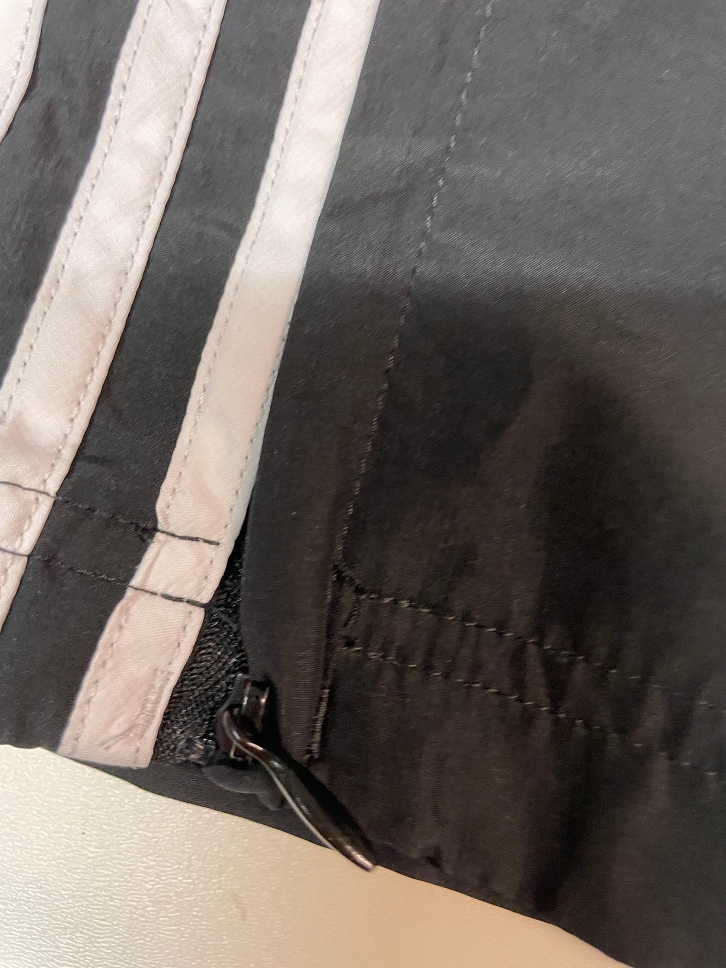 Entdecke unsere Vintage Track Pants von Nike und anderen Marken, erhältlich bei Valuxery.de - Dein Shop für trendige Vintage - Kleidung. Unsere Track Pants sind aus hochwertigen Materialien und