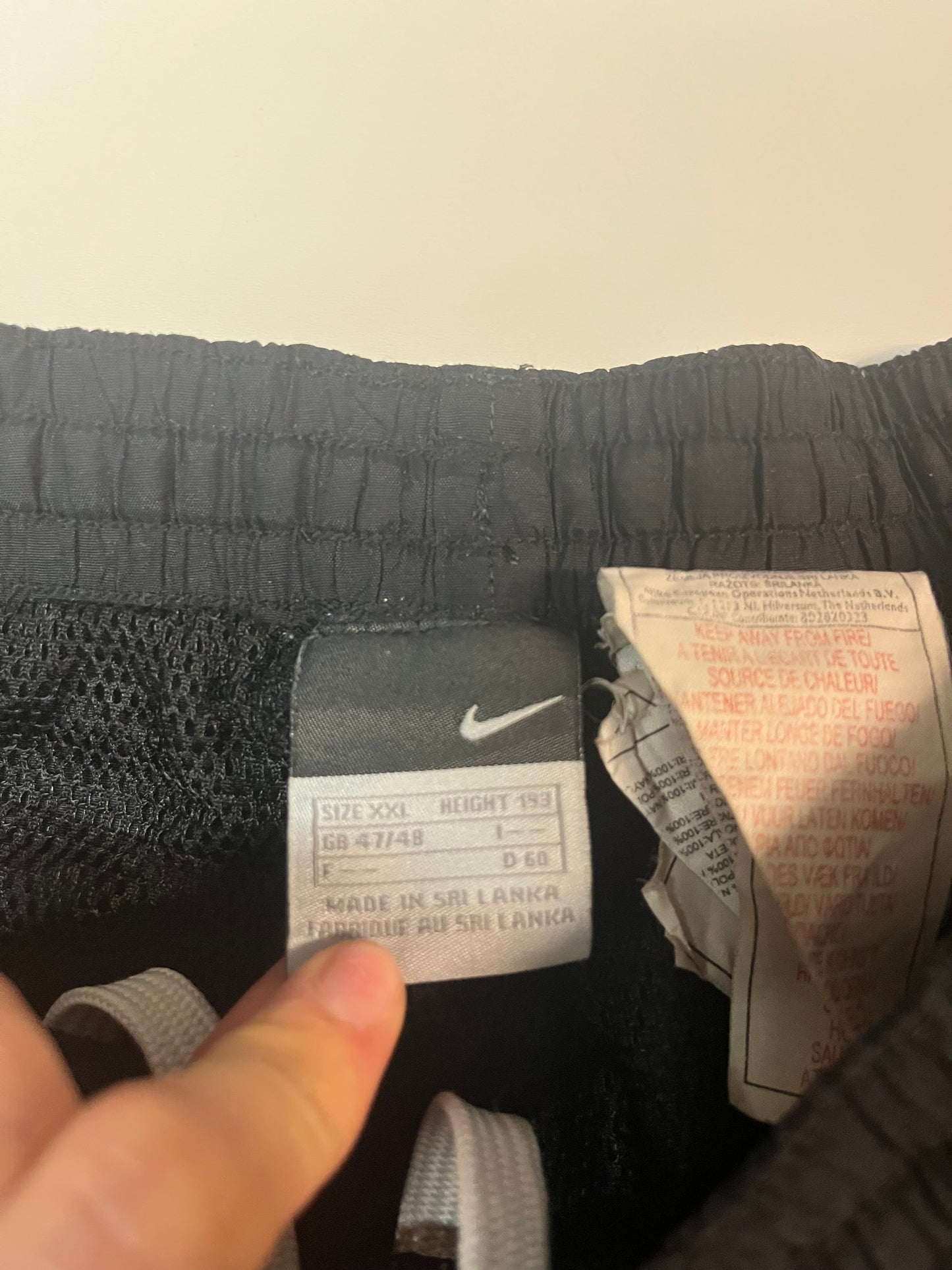 Entdecke unsere Vintage Track Pants von Nike und anderen Marken, erhältlich bei Valuxery.de - Dein Shop für trendige Vintage - Kleidung. Unsere Track Pants sind aus hochwertigen Materialien und
