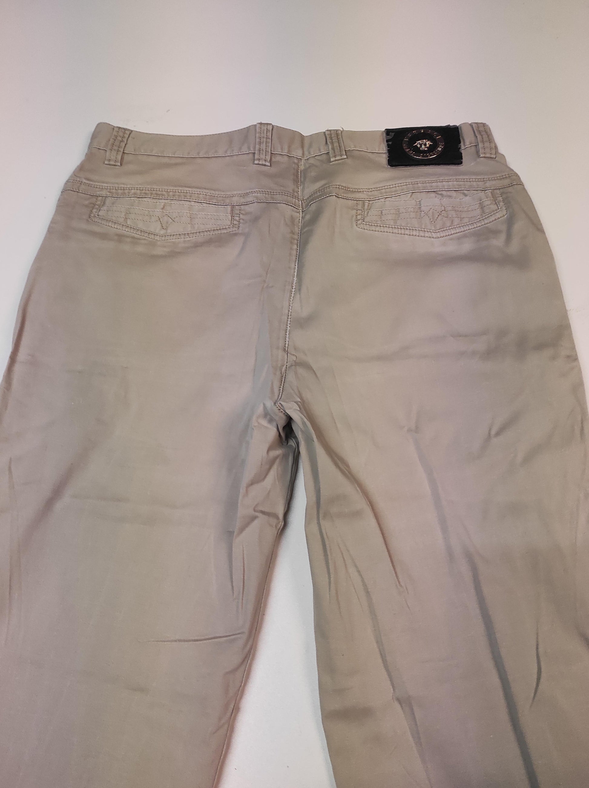 Entdecke unsere Vintage Track Pants von Nike und anderen Marken, erhältlich bei Valuxery.de - Dein Shop für trendige Vintage - Kleidung. Unsere Track Pants sind aus hochwertigen Materialien und