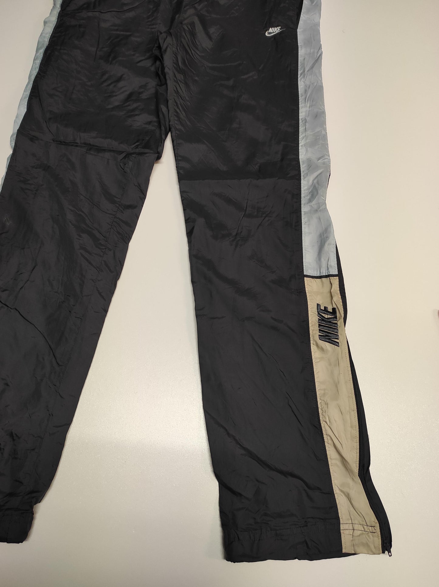 Entdecke unsere Vintage Track Pants von Nike und anderen Marken, erhältlich bei Valuxery.de - Dein Shop für trendige Vintage - Kleidung. Unsere Track Pants sind aus hochwertigen Materialien und