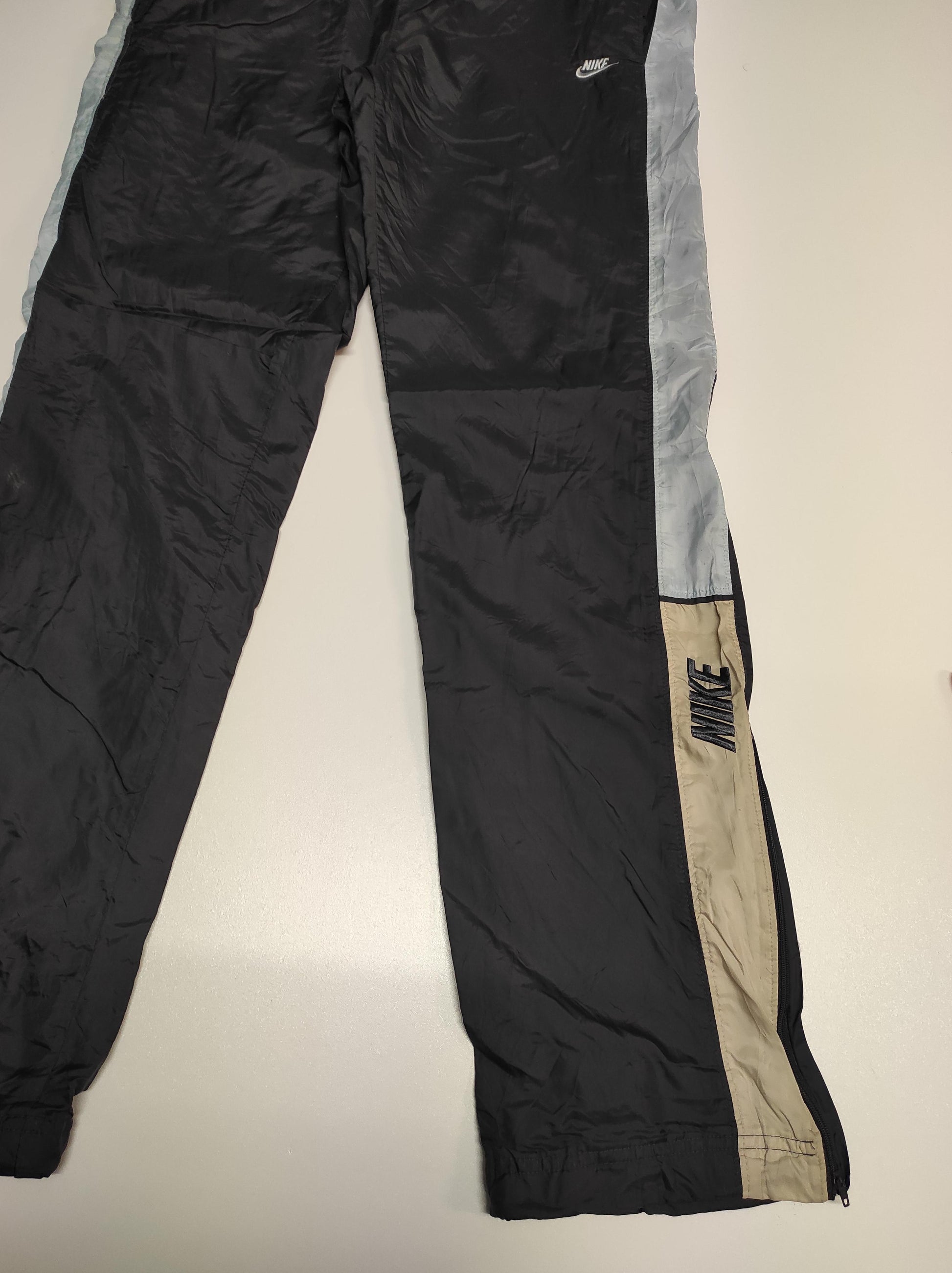 Entdecke unsere Vintage Track Pants von Nike und anderen Marken, erhältlich bei Valuxery.de - Dein Shop für trendige Vintage - Kleidung. Unsere Track Pants sind aus hochwertigen Materialien und