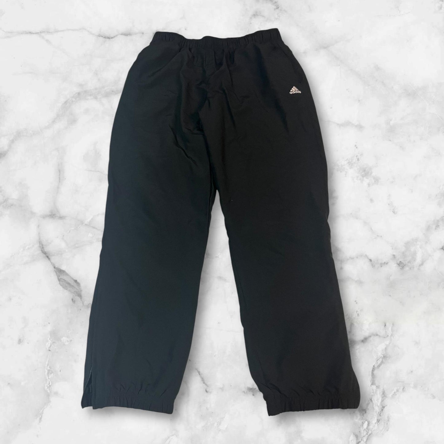 Entdecke unsere Vintage Track Pants von Nike und anderen Marken, erhältlich bei Valuxery.de - Dein Shop für trendige Vintage - Kleidung. Unsere Track Pants sind aus hochwertigen Materialien und