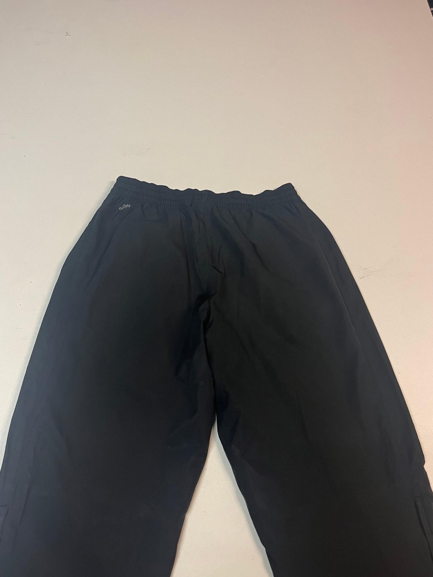 Entdecke unsere Vintage Track Pants von Nike und anderen Marken, erhältlich bei Valuxery.de - Dein Shop für trendige Vintage - Kleidung. Unsere Track Pants sind aus hochwertigen Materialien und