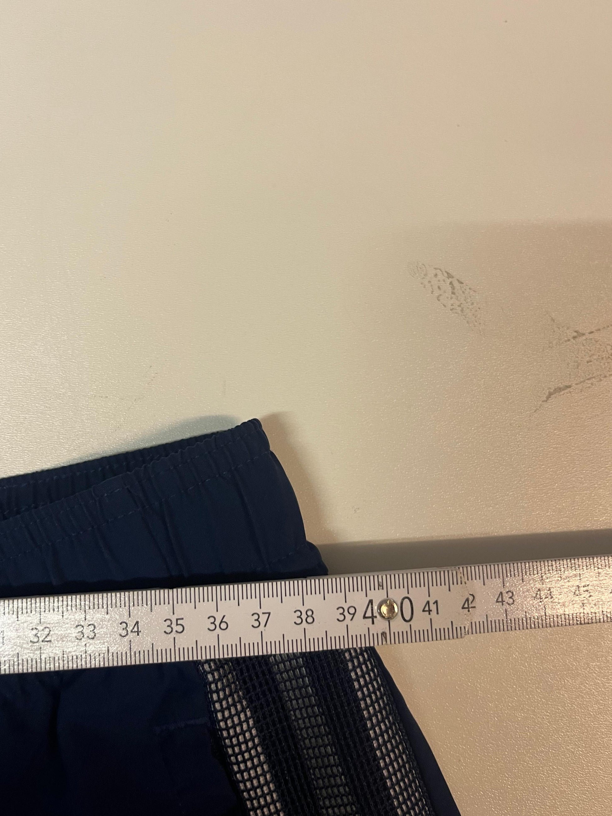 Entdecke unsere Vintage Track Pants von Nike und anderen Marken, erhältlich bei Valuxery.de - Dein Shop für trendige Vintage - Kleidung. Unsere Track Pants sind aus hochwertigen Materialien und