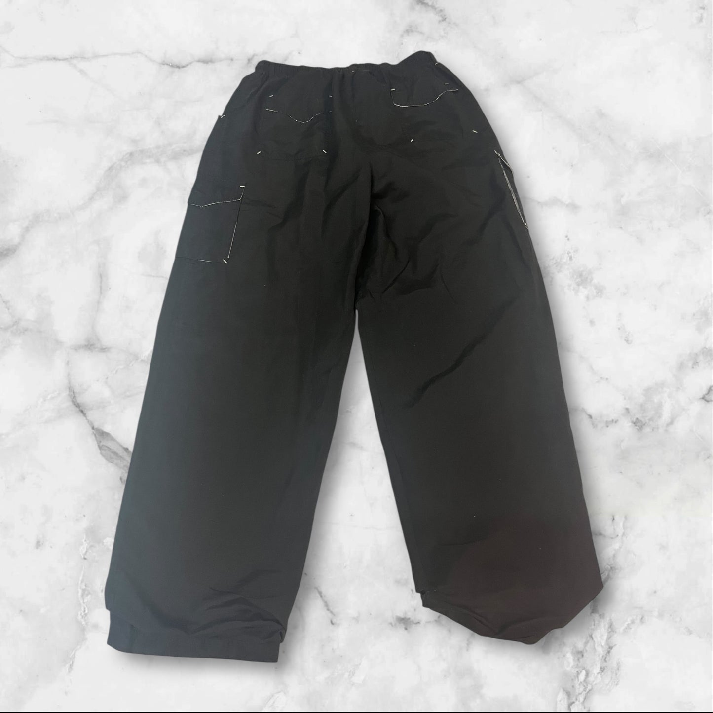 Entdecke unsere Vintage Track Pants von Nike und anderen Marken, erhältlich bei Valuxery.de - Dein Shop für trendige Vintage - Kleidung. Unsere Track Pants sind aus hochwertigen Materialien und