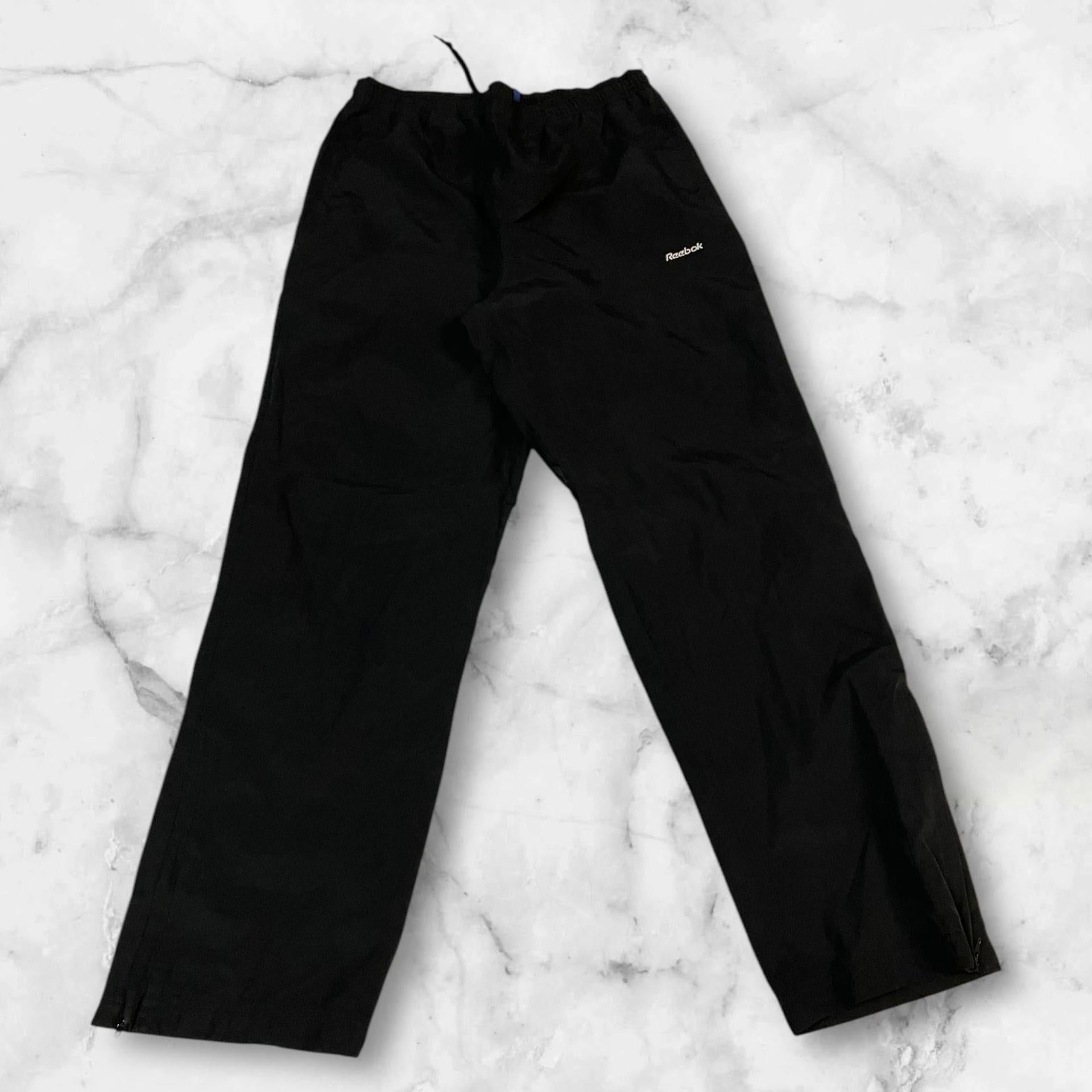 Entdecke unsere Vintage Track Pants von Nike und anderen Marken, erhältlich bei Valuxery.de - Dein Shop für trendige Vintage - Kleidung. Unsere Track Pants sind aus hochwertigen Materialien und