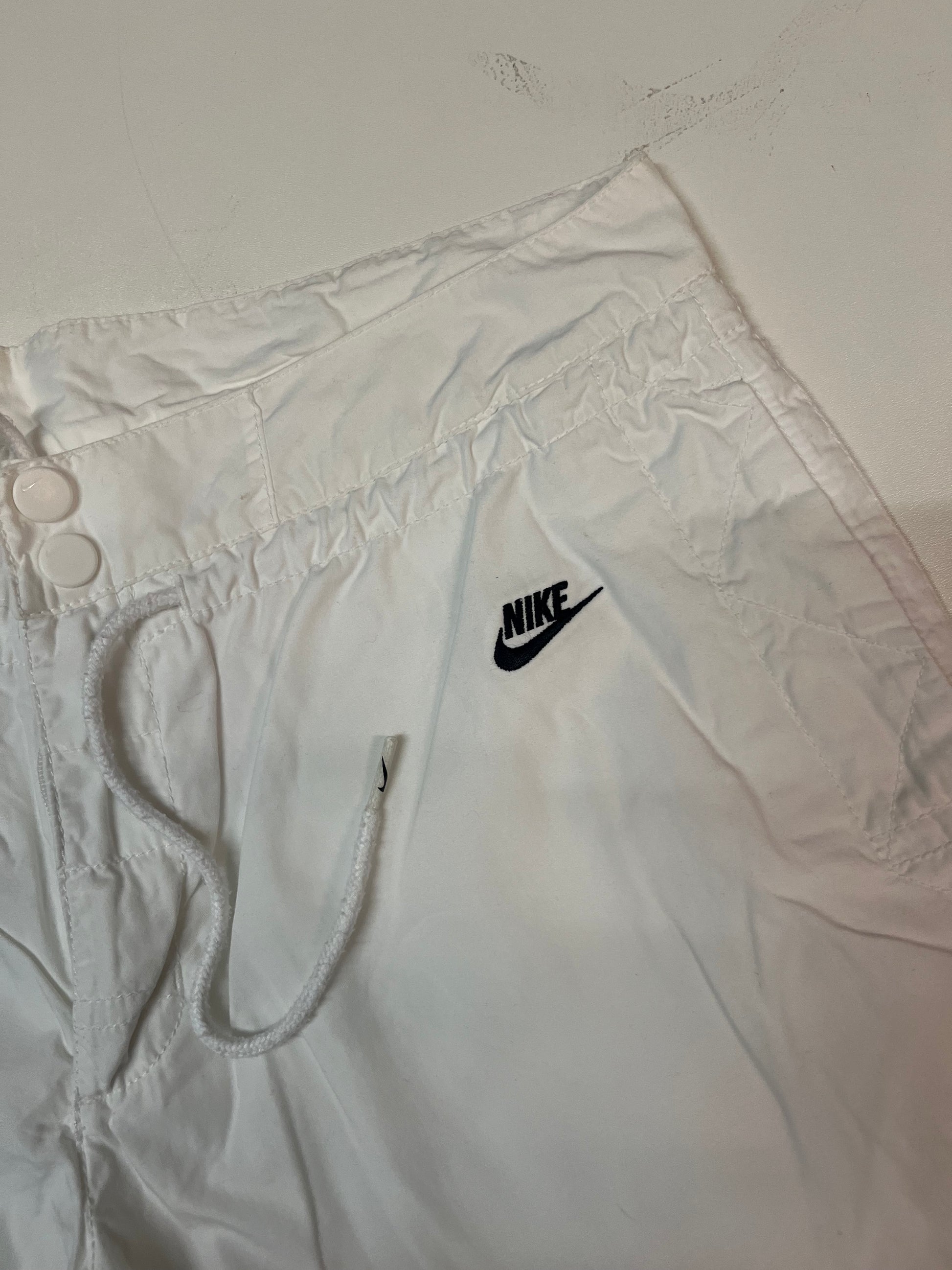 Entdecke unsere Vintage Track Pants von Nike und anderen Marken, erhältlich bei Valuxery.de - Dein Shop für trendige Vintage - Kleidung. Unsere Track Pants sind aus hochwertigen Materialien und