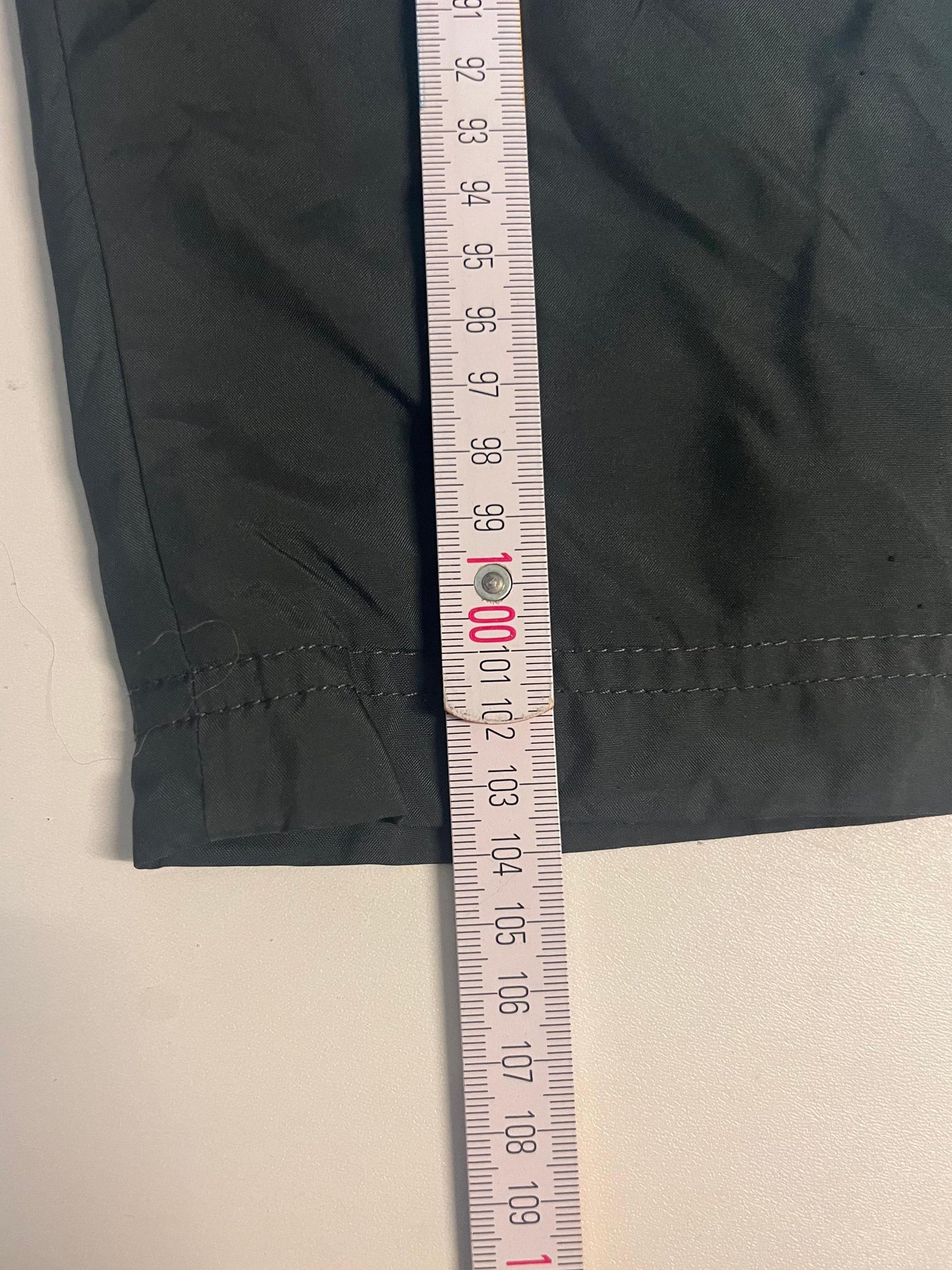 Entdecke unsere Vintage Track Pants von Nike und anderen Marken, erhältlich bei Valuxery.de - Dein Shop für trendige Vintage - Kleidung. Unsere Track Pants sind aus hochwertigen Materialien und