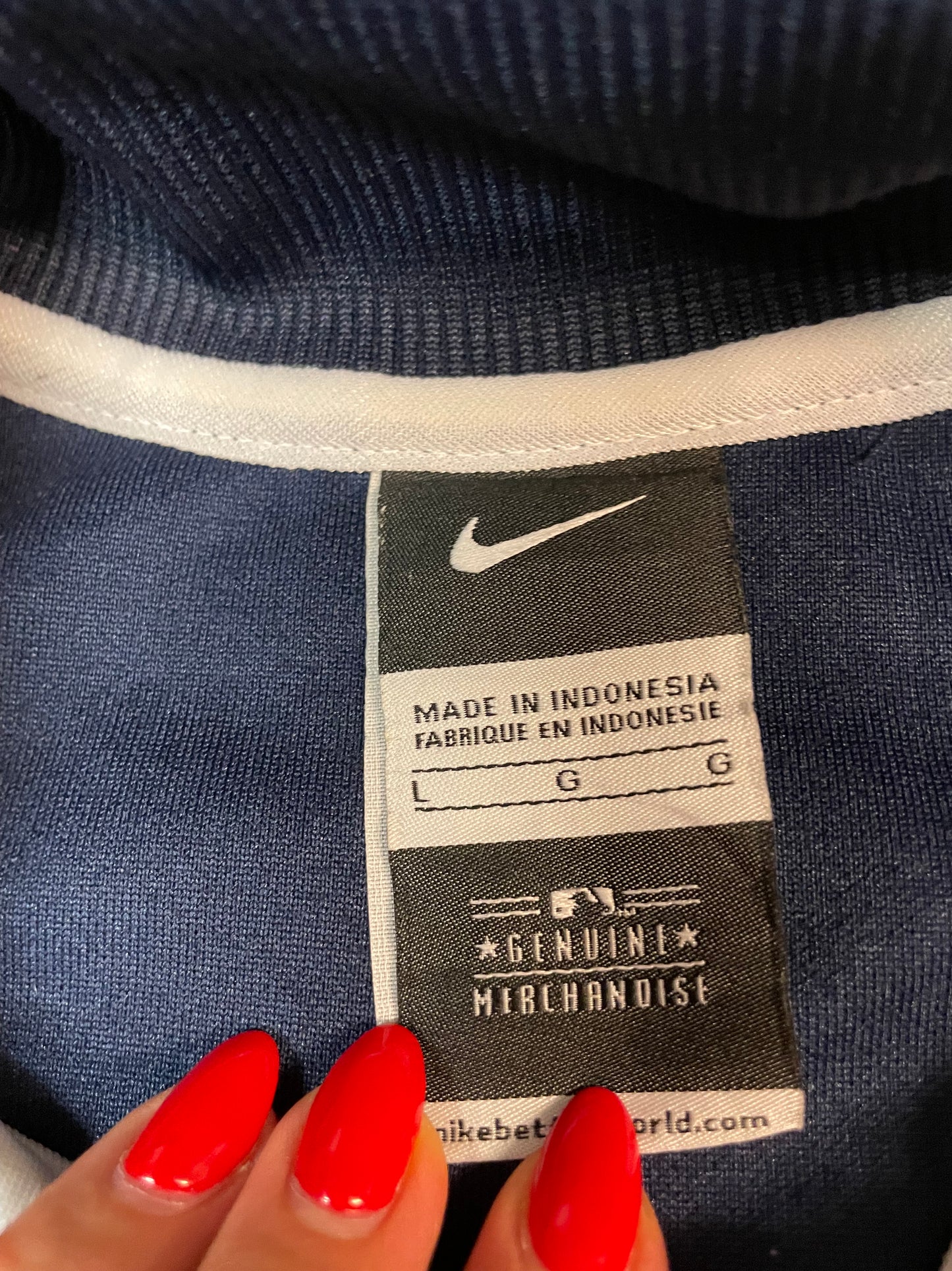 Entdecke unsere Vintage Track Pants von Nike und anderen Marken, erhältlich bei Valuxery.de - Dein Shop für trendige Vintage - Kleidung. Unsere Track Pants sind aus hochwertigen Materialien und