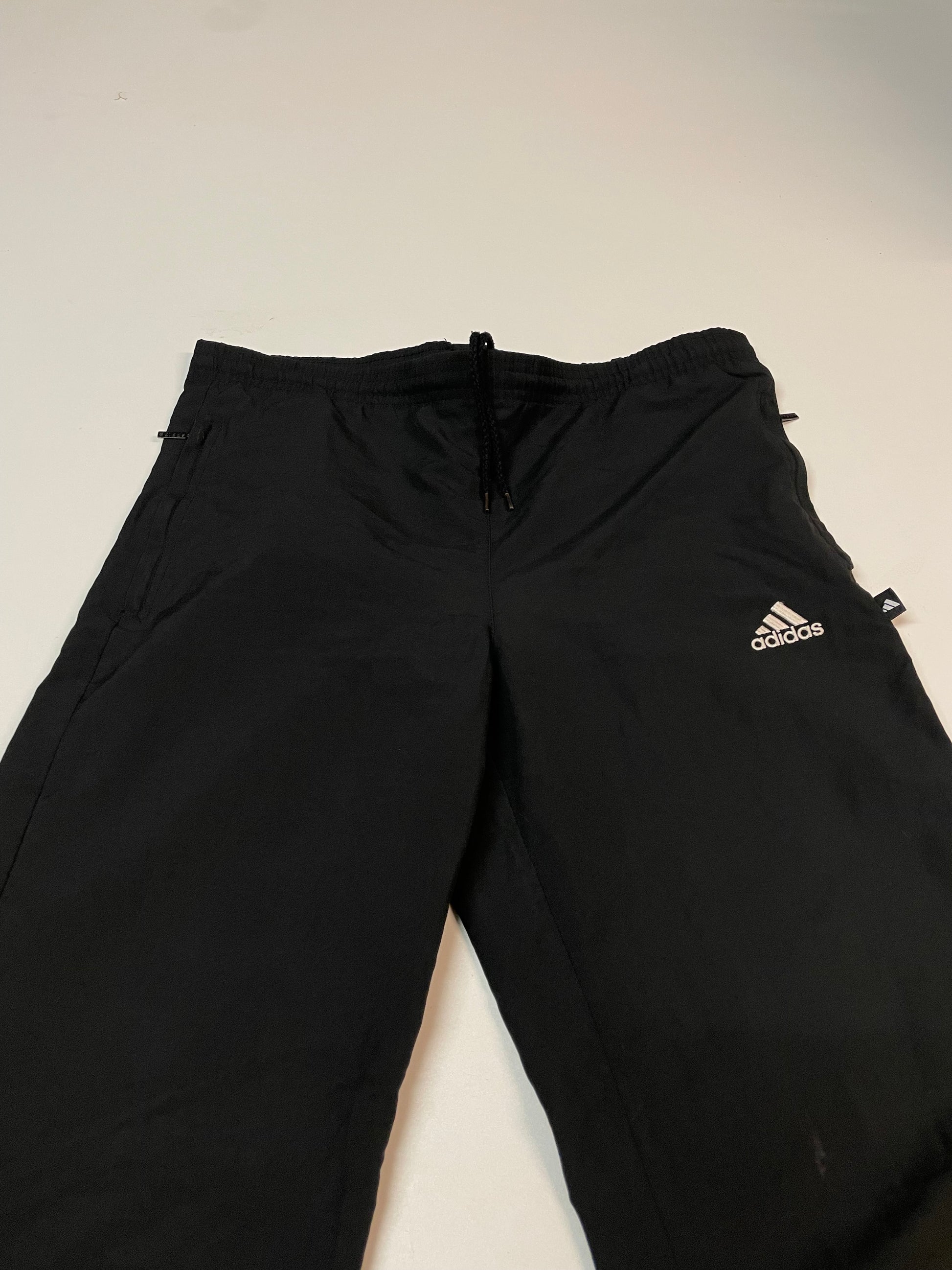 Entdecke unsere Vintage Track Pants von Nike und anderen Marken, erhältlich bei Valuxery.de - Dein Shop für trendige Vintage - Kleidung. Unsere Track Pants sind aus hochwertigen Materialien und