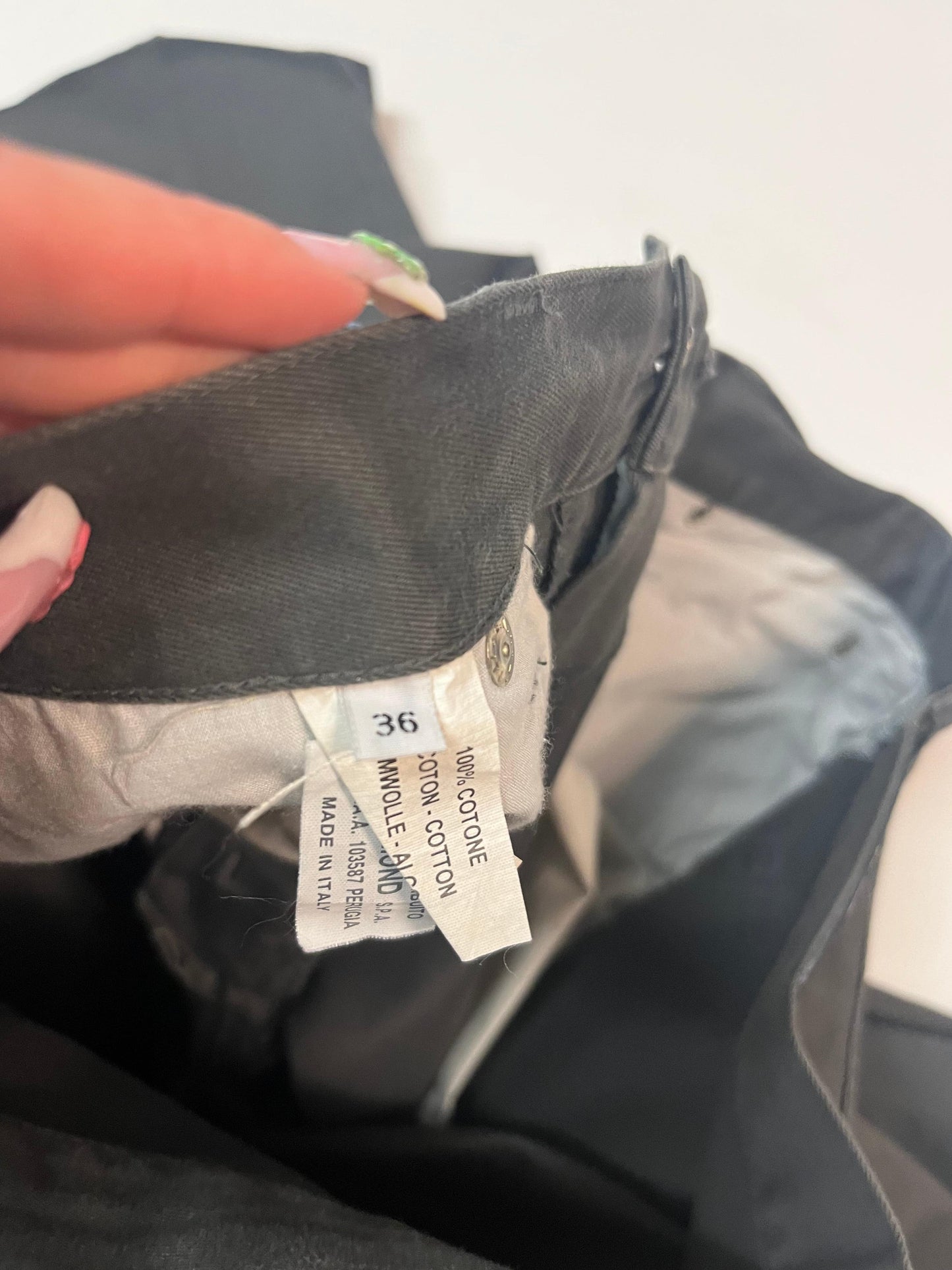 Entdecke unsere Vintage Track Pants von Nike und anderen Marken, erhältlich bei Valuxery.de - Dein Shop für trendige Vintage - Kleidung. Unsere Track Pants sind aus hochwertigen Materialien und
