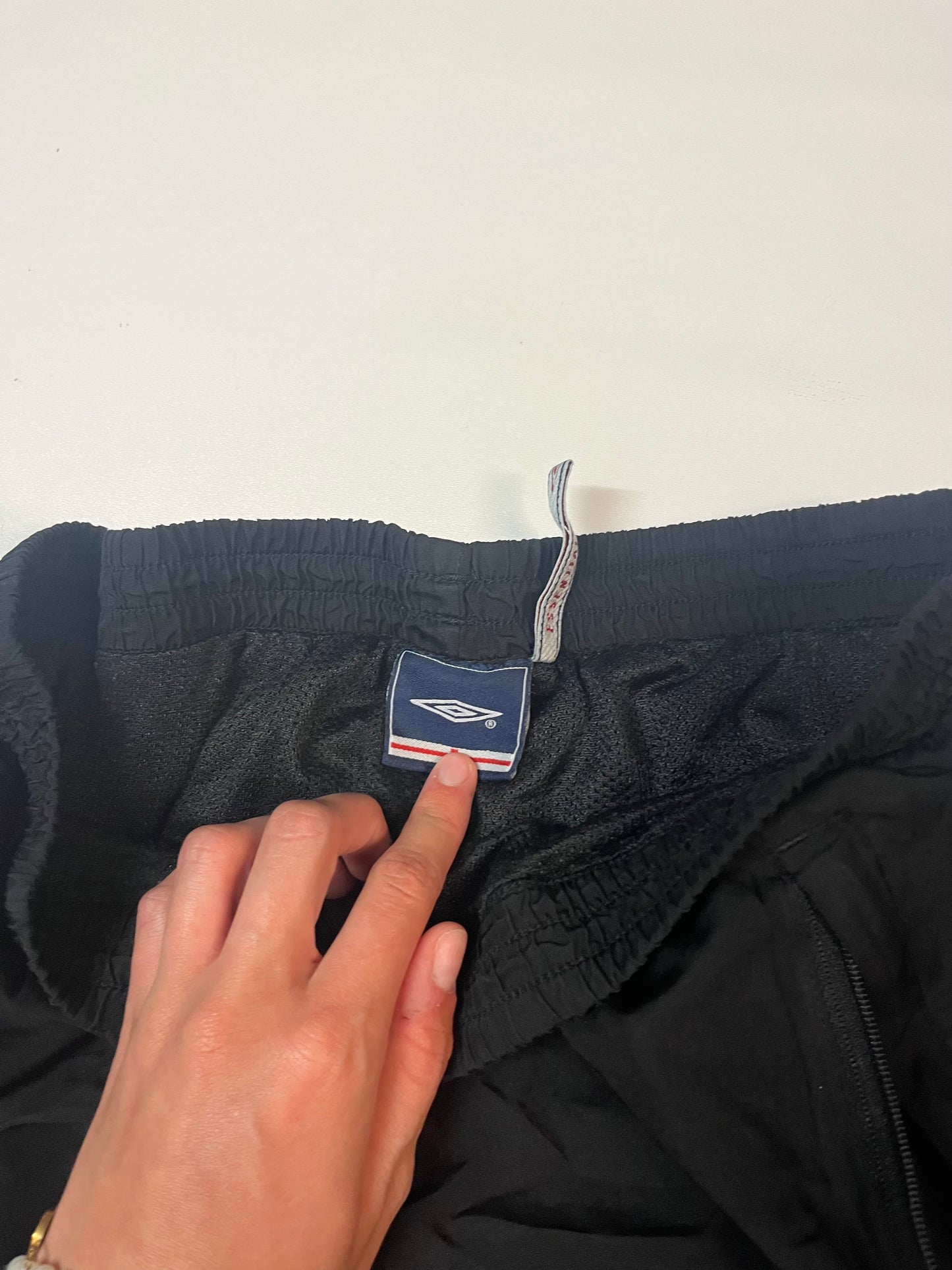 Entdecke unsere Vintage Track Pants von Nike und anderen Marken, erhältlich bei Valuxery.de - Dein Shop für trendige Vintage - Kleidung. Unsere Track Pants sind aus hochwertigen Materialien und