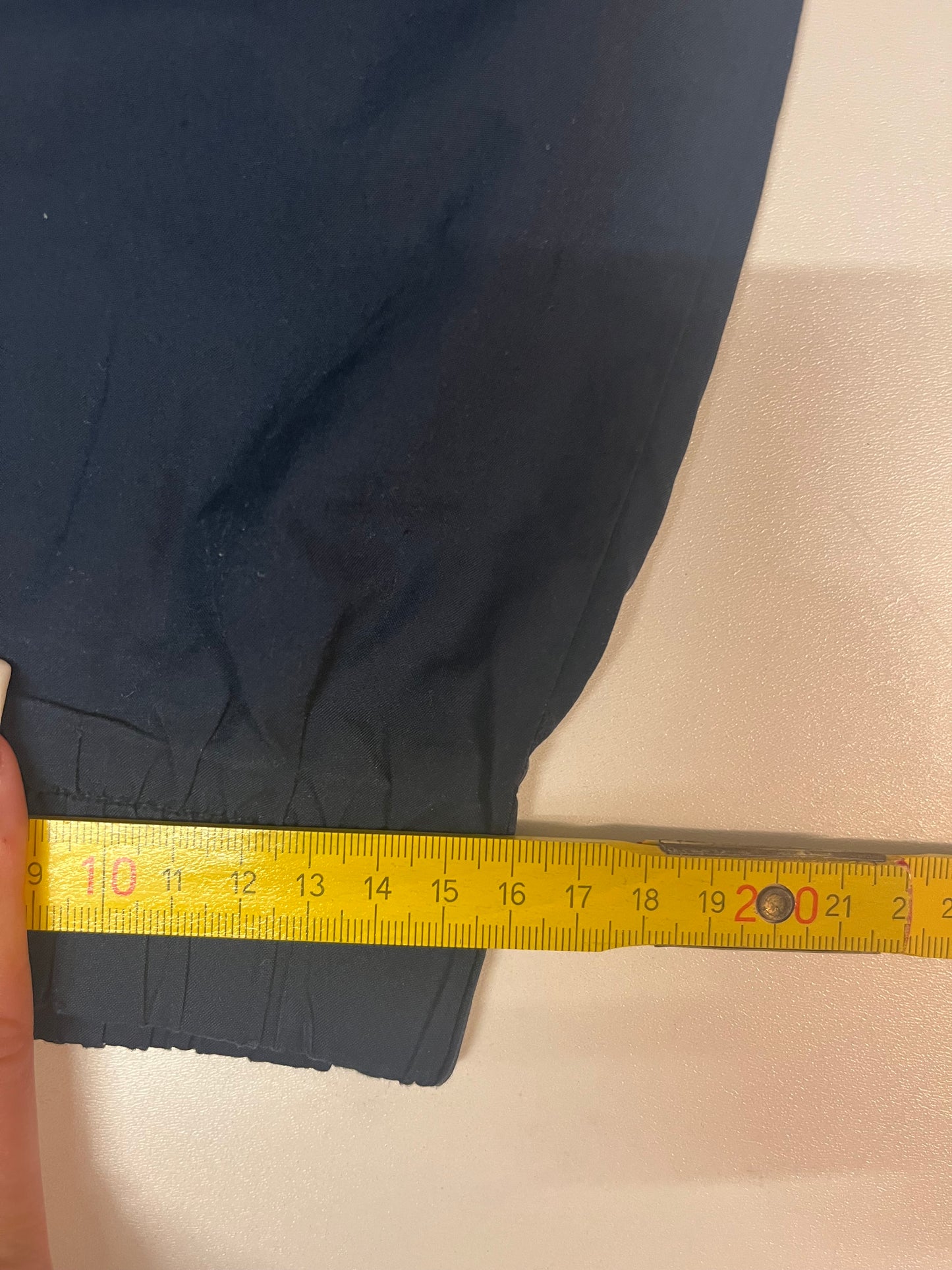 Entdecke unsere Vintage Track Pants von Nike und anderen Marken, erhältlich bei Valuxery.de - Dein Shop für trendige Vintage - Kleidung. Unsere Track Pants sind aus hochwertigen Materialien und