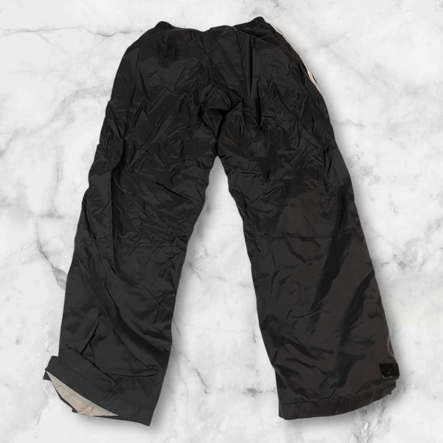 Entdecke unsere Vintage Track Pants von Nike und anderen Marken, erhältlich bei Valuxery.de - Dein Shop für trendige Vintage - Kleidung. Unsere Track Pants sind aus hochwertigen Materialien und
